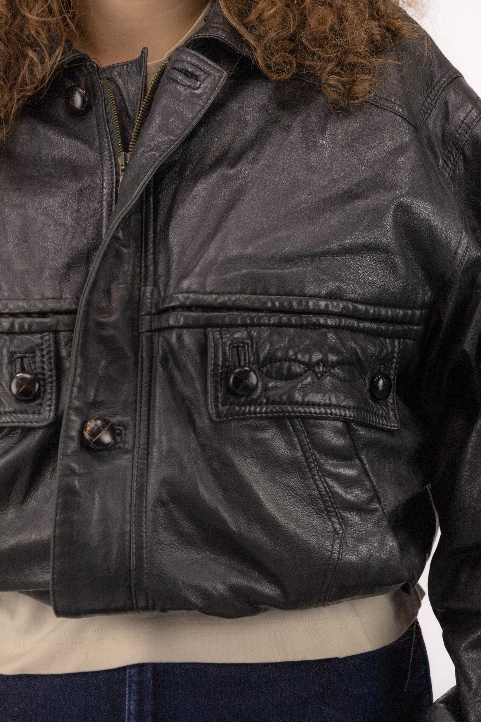 detail zwart leren bomber structuur leer vintage jas