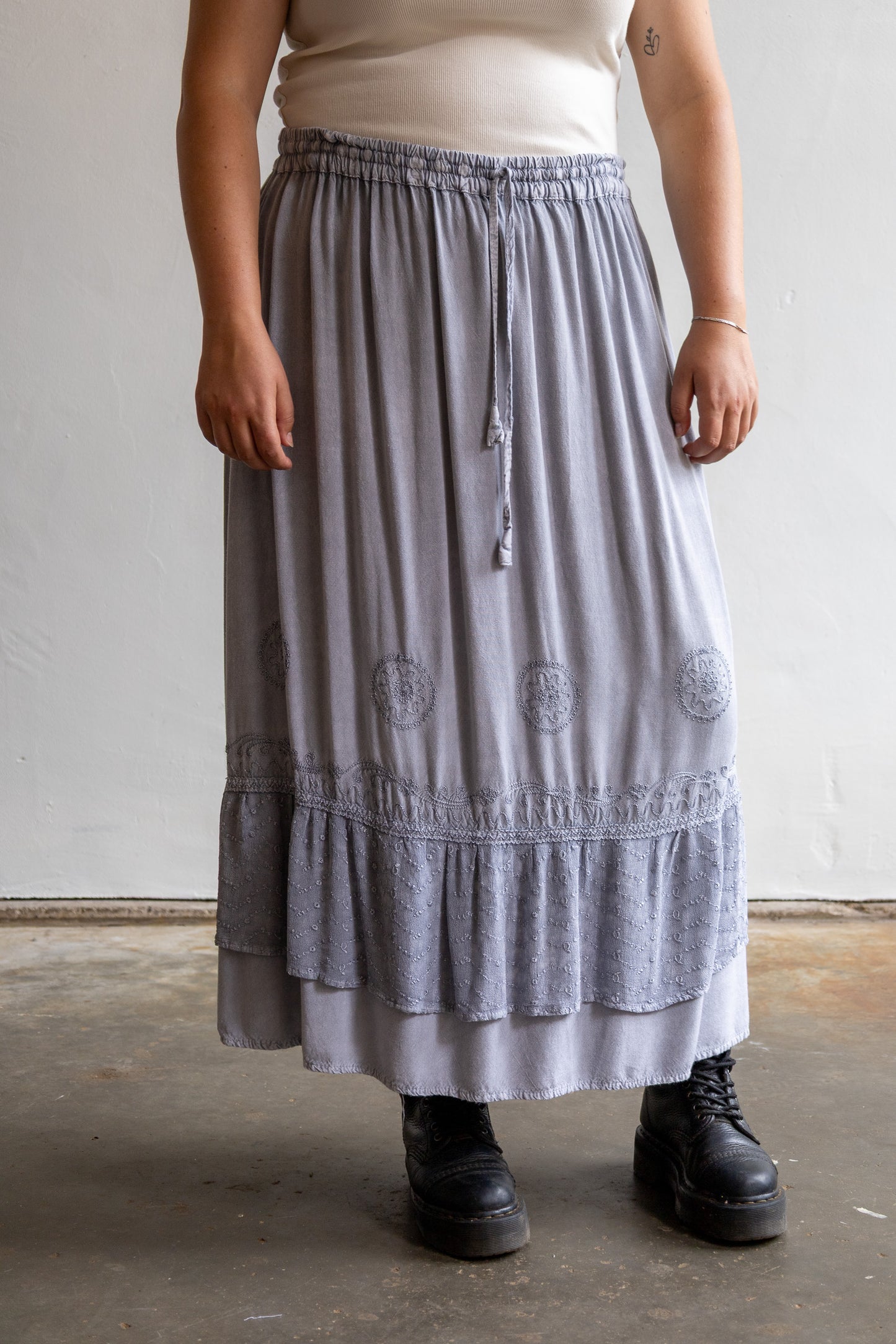 Detail van de vintage maxi rok met kant, borduursel en soepele rayon stof.