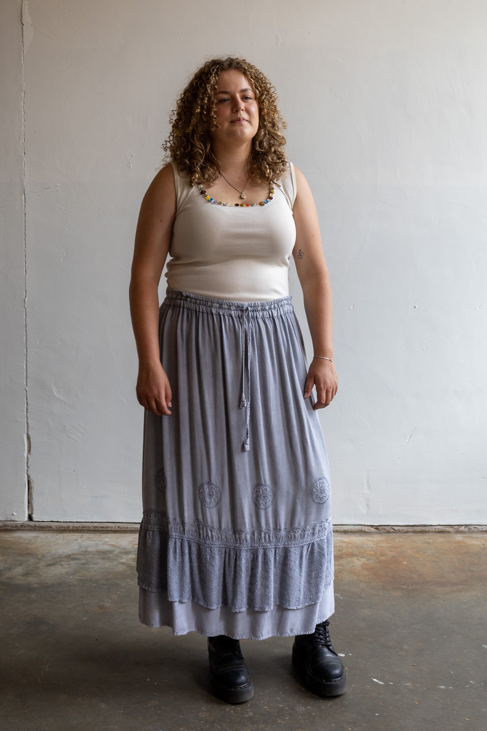Vintage grijze maxi rok met kanten details, borduursel en elastische tailleband met koord.