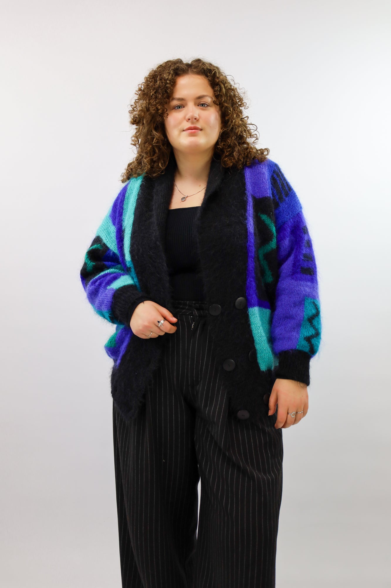 (EN) Vintage oversized mohair cardigan with a woven graphic pattern in shades of blue.
(NL) Vintage oversized mohair vest met ingeweven grafisch patroon in verschillende blauwtinten.