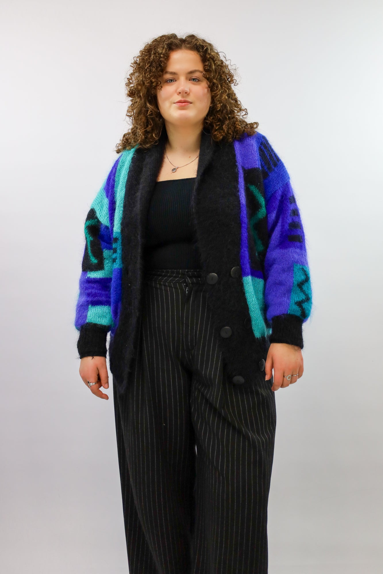 (EN) A stylish vintage statement piece: oversized blue-patterned cardigan.
(NL) Een stijlvol vintage statement piece: oversized vest met blauw patroon.