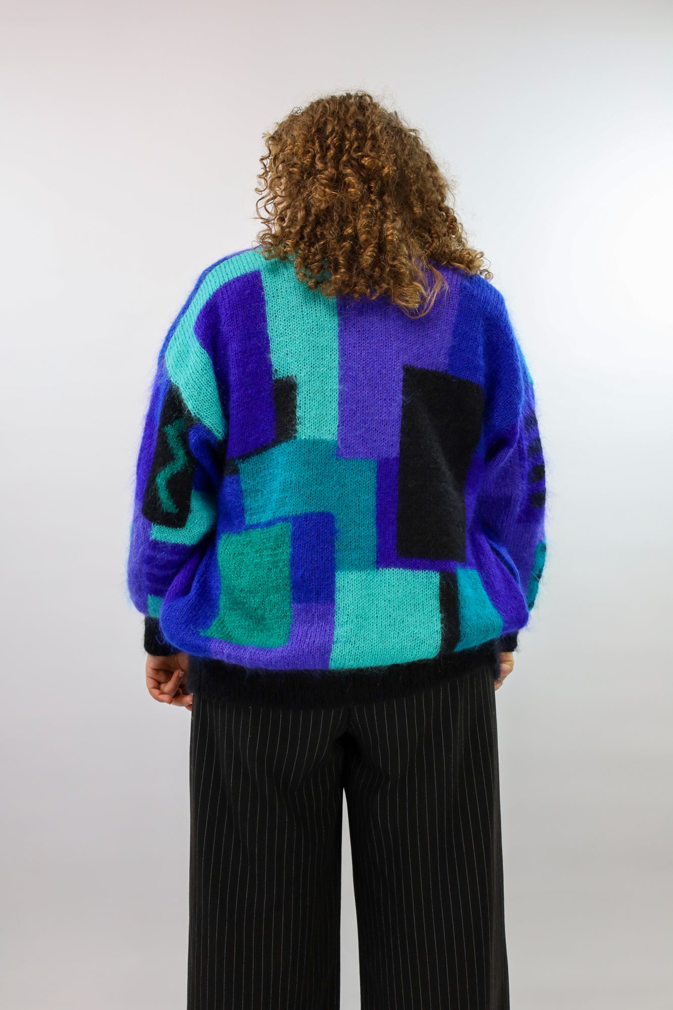 (EN) Cozy vintage oversized cardigan with a bold geometric pattern.
(NL) Knus vintage oversized vest met een opvallend geometrisch patroon.