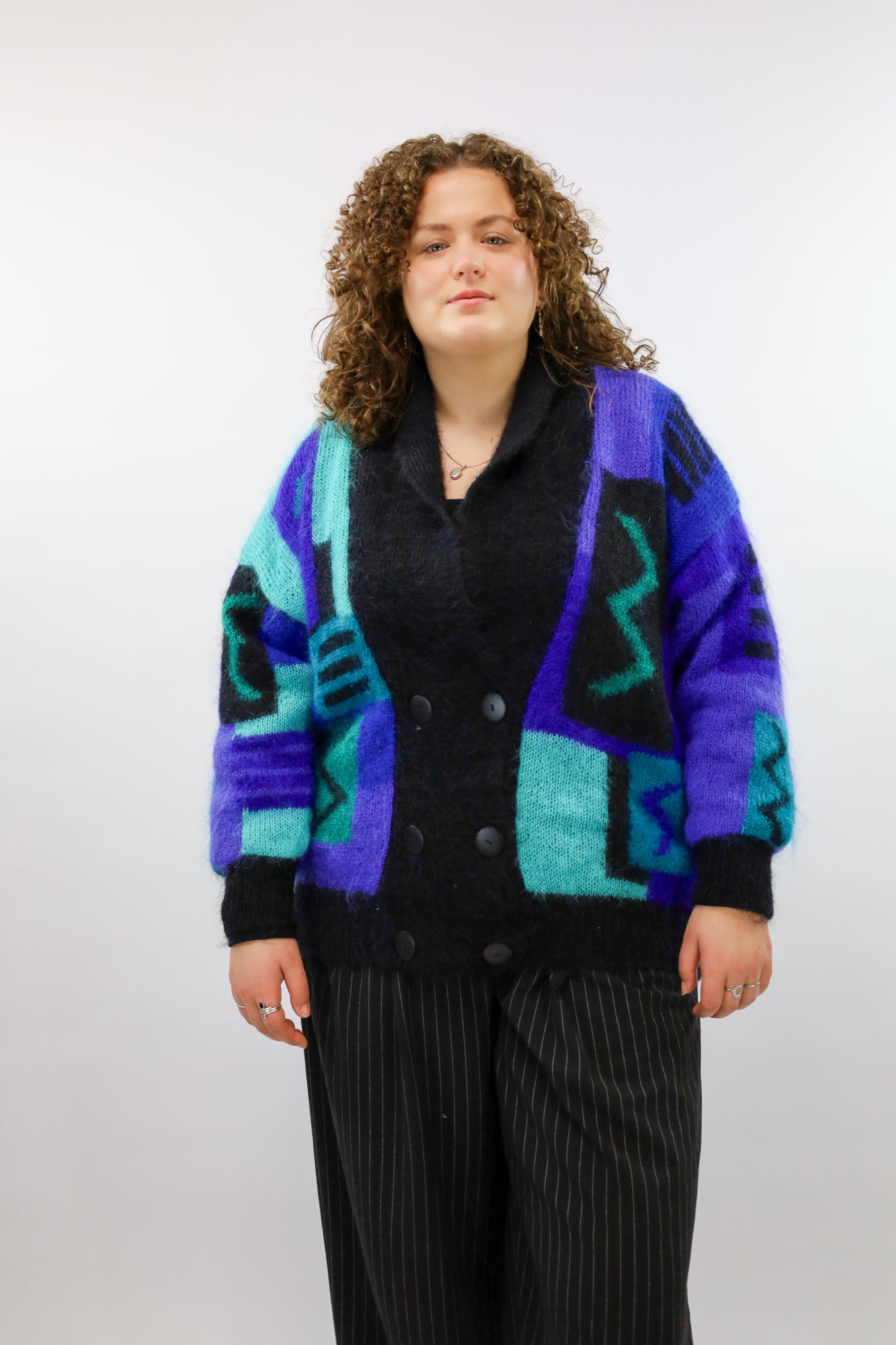 (EN) Full view of a relaxed-fit mohair cardigan with a graphic design.
(NL) Volledig beeld van een relaxed-fit mohair vest met grafisch design.