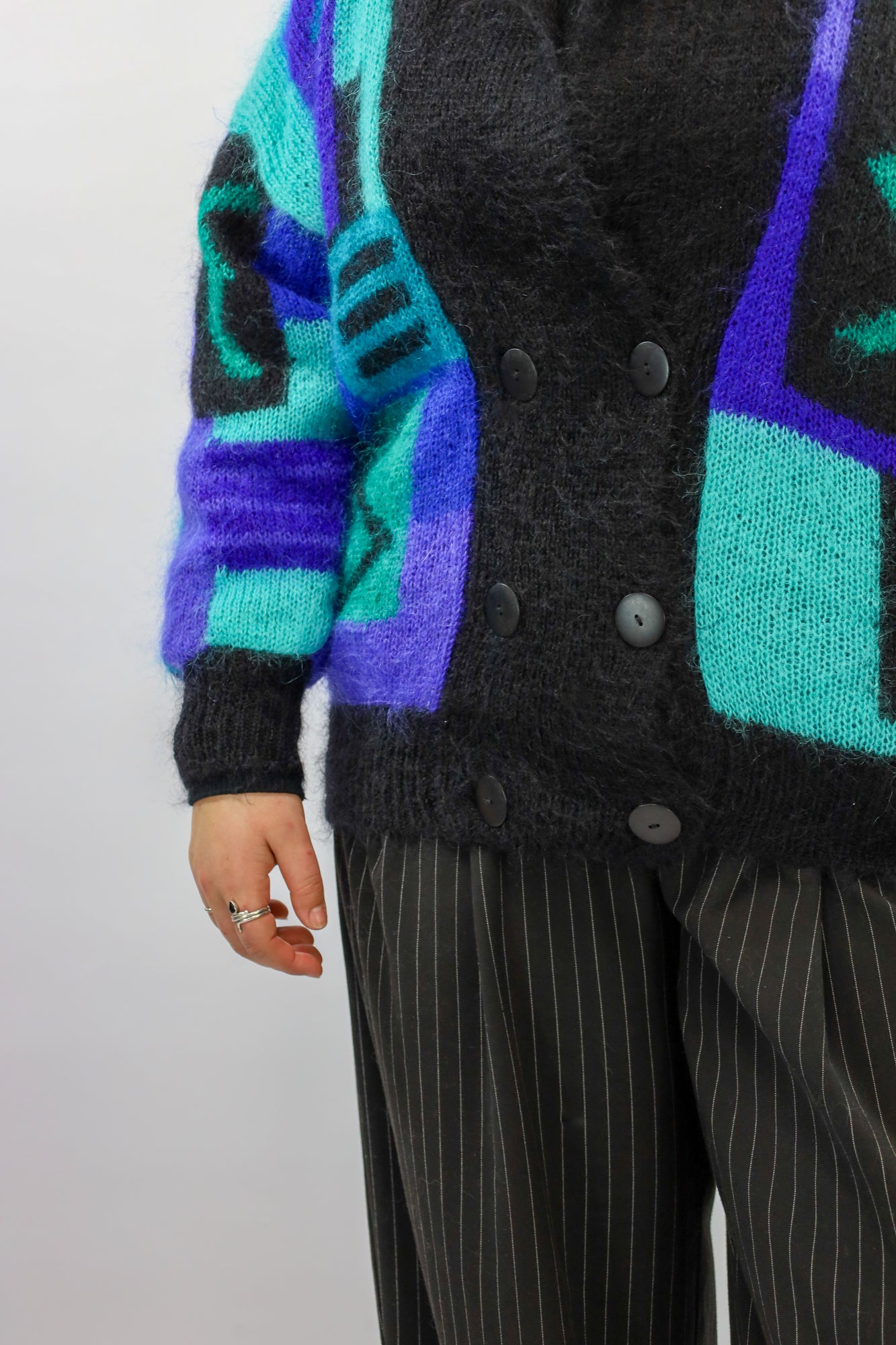 (EN) Detailed texture shot of a mohair blend cardigan in different blue hues.
(NL) Detailopname van de mohair mix stof met blauwtinten.