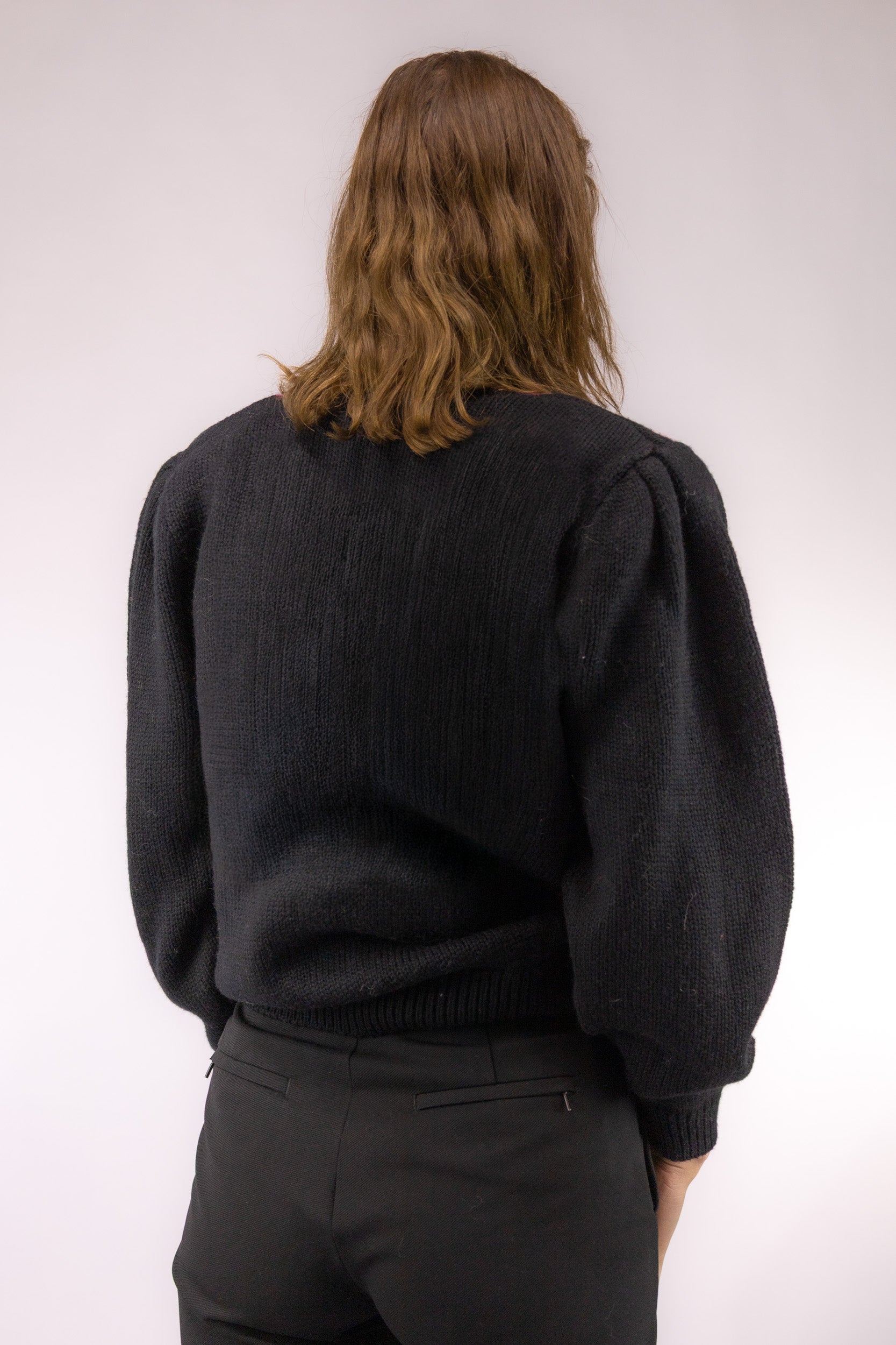 Achteraanzicht van zwarte vintage trui met elegante pasvorm – achteraanzicht