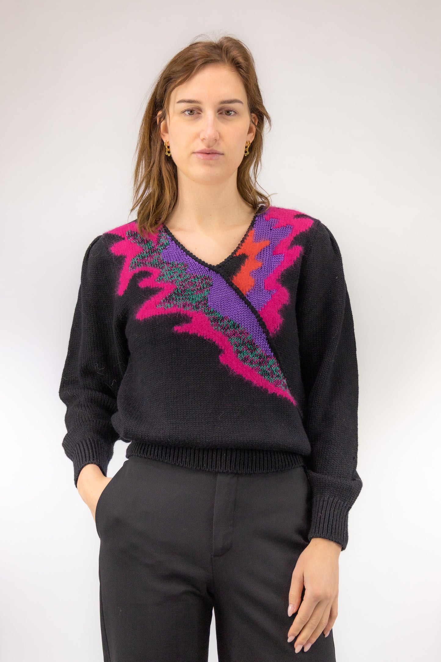 Zwarte vintage trui met faux overslag en gekleurde details langs de halslijn – vooraanzicht