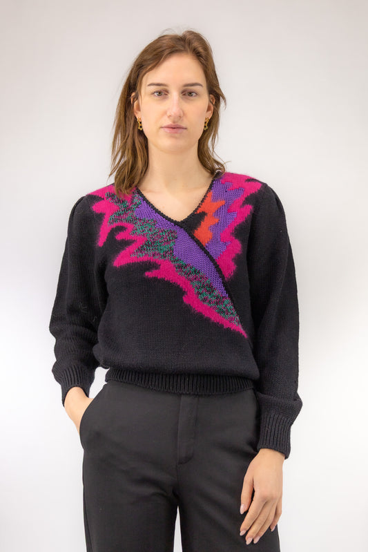 Zwarte vintage trui met faux overslag en gekleurde details langs de halslijn – vooraanzicht