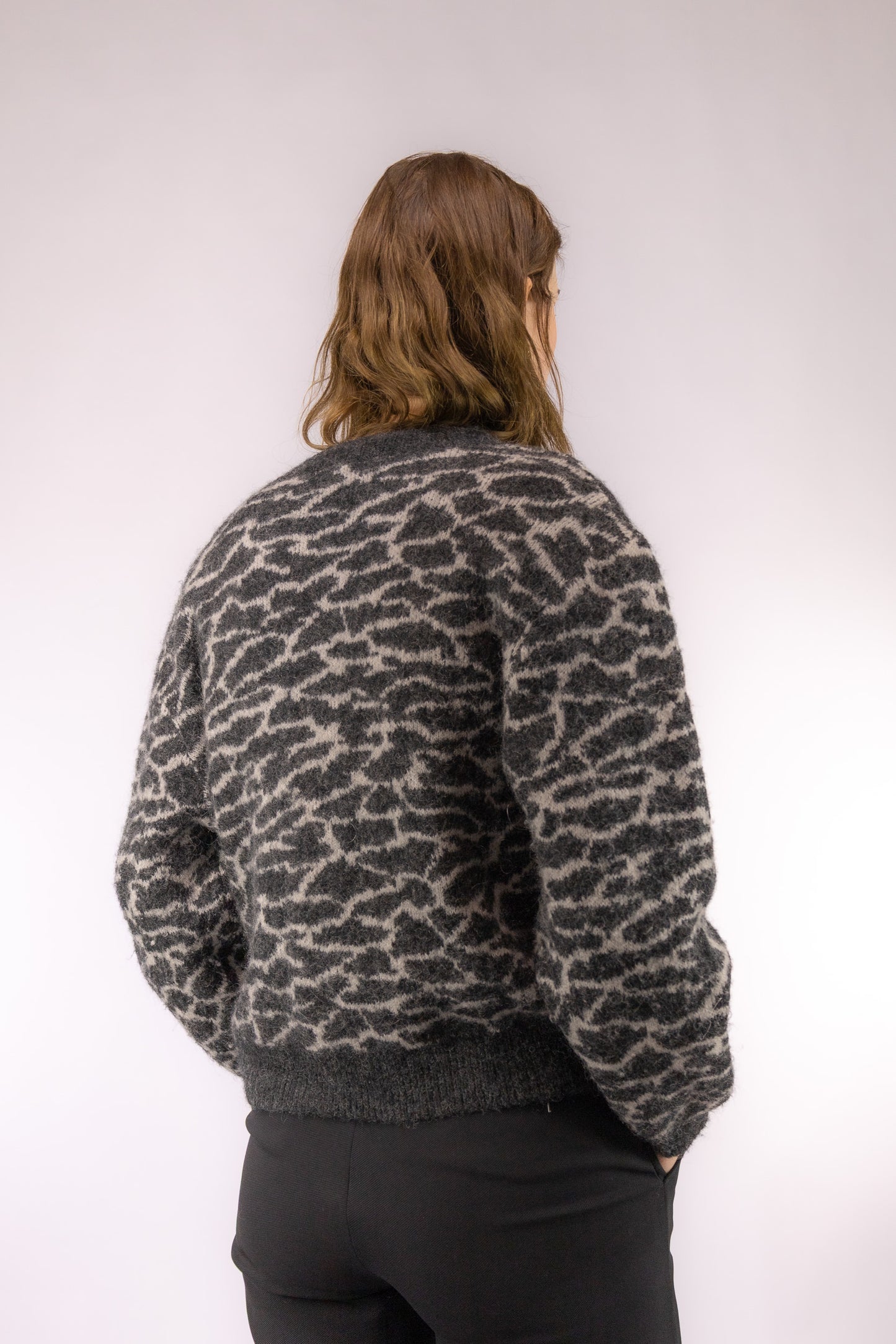 Achteraanzicht van vintage gebreid vest in grijs en wit met speelse print – achteraanzicht