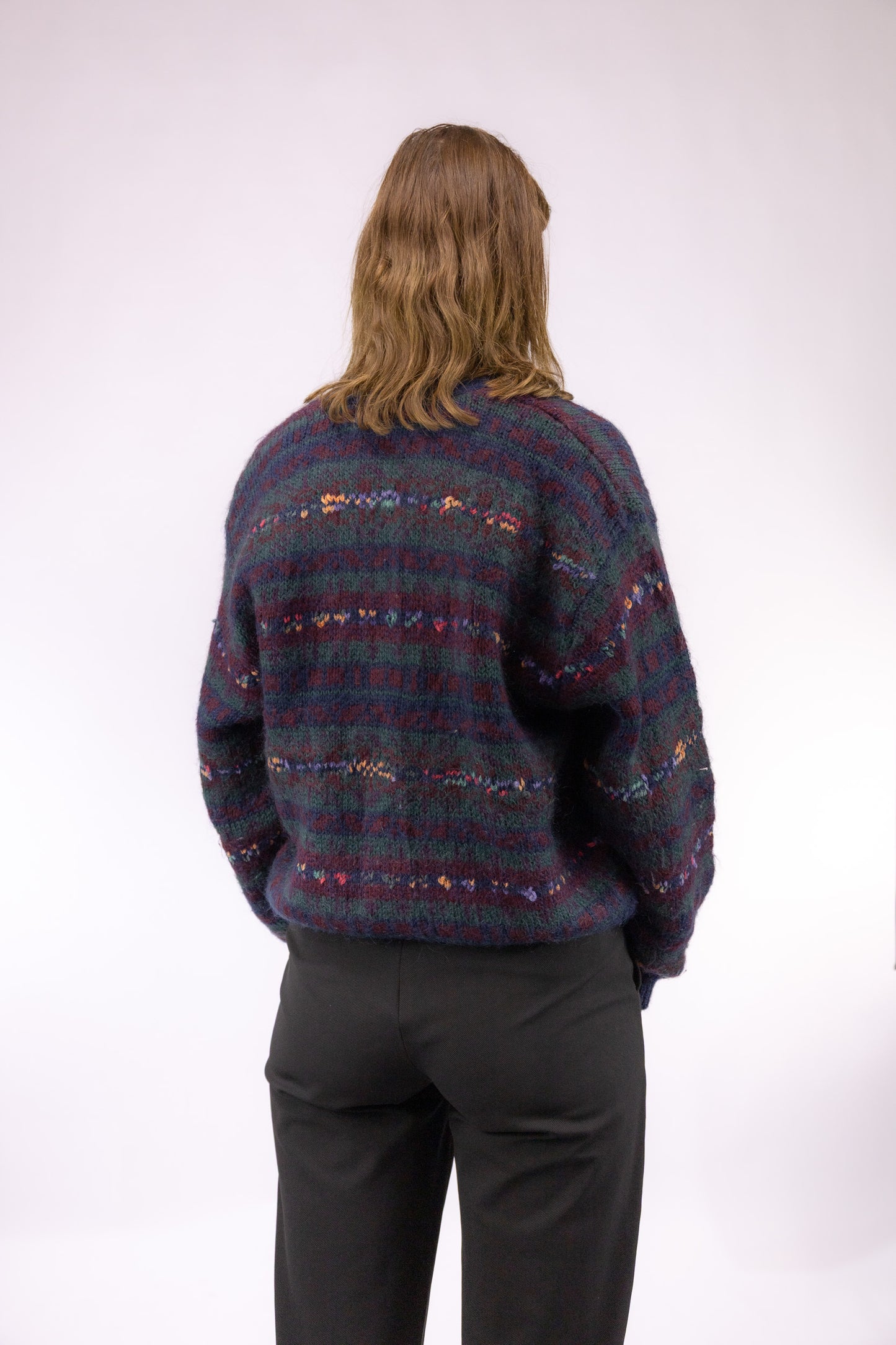 Achteraanzicht van handgebreid vintage vest met kleurrijk patroon in blauw, rood en groen – achteraanzicht