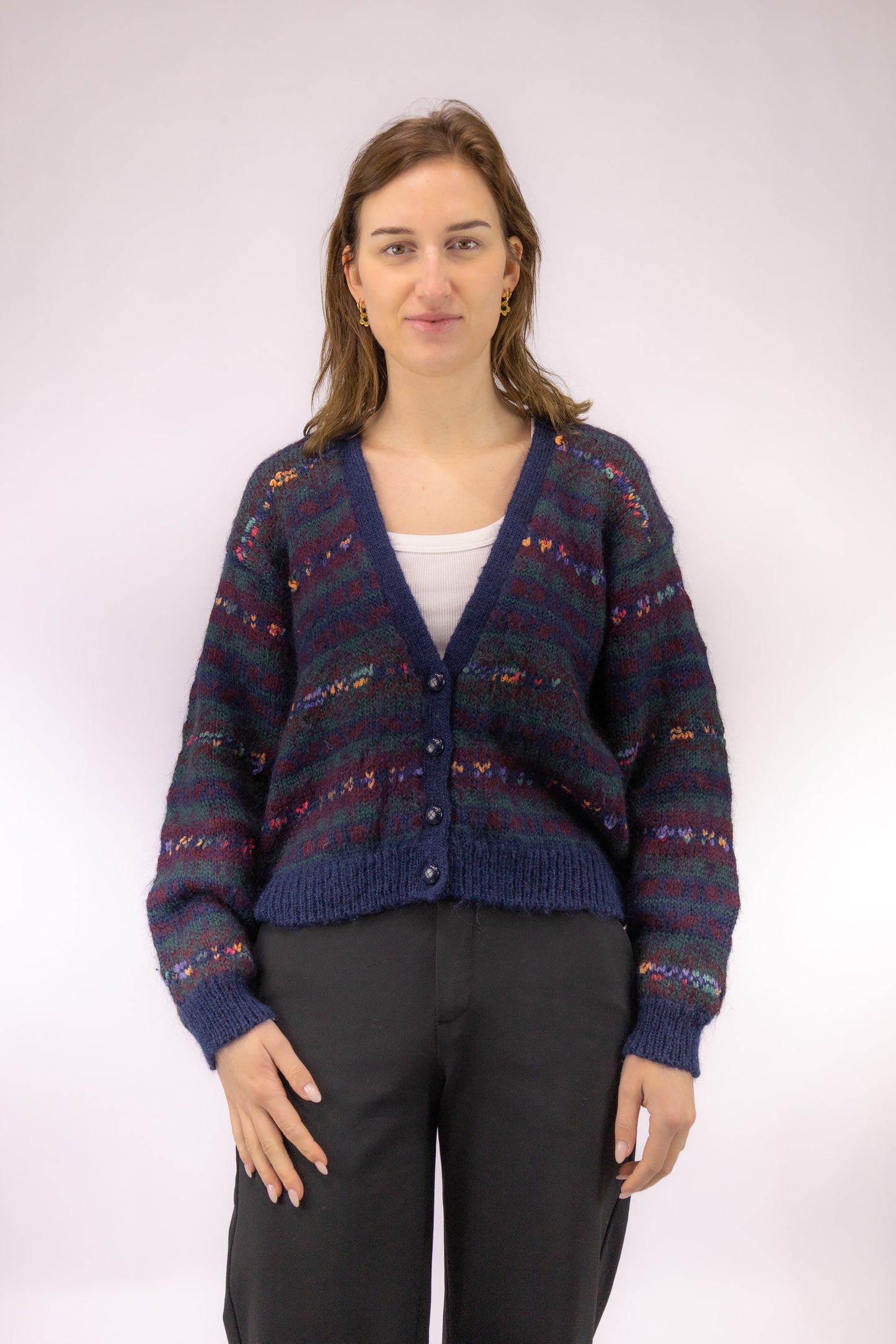 Handgebreid vintage vest in blauw met rood en groen tinten, V-hals en knoopsluiting – vooraanzicht