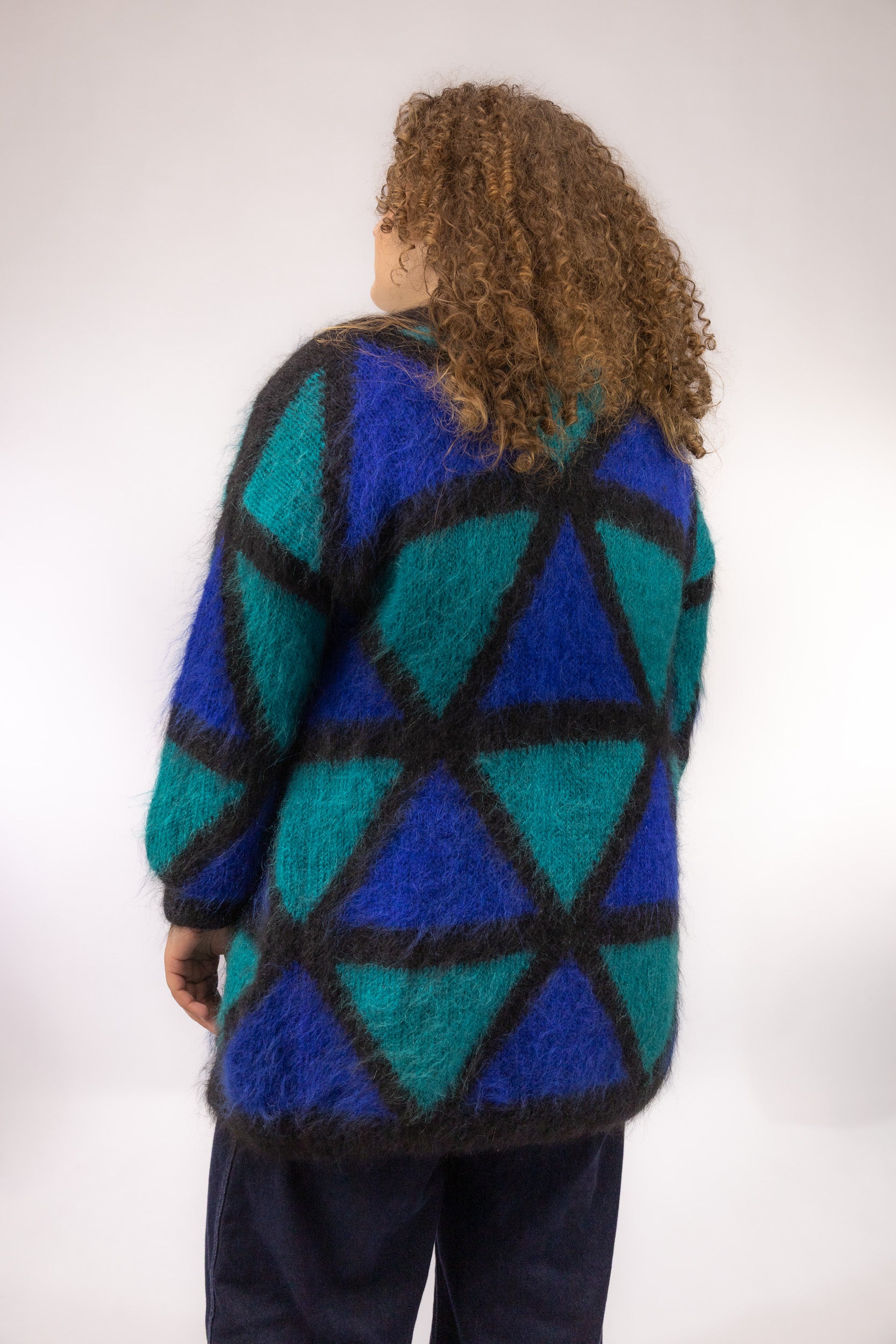 Achteraanzicht van lang vintage vest met groen-blauw grafisch dessin – achteraanzicht