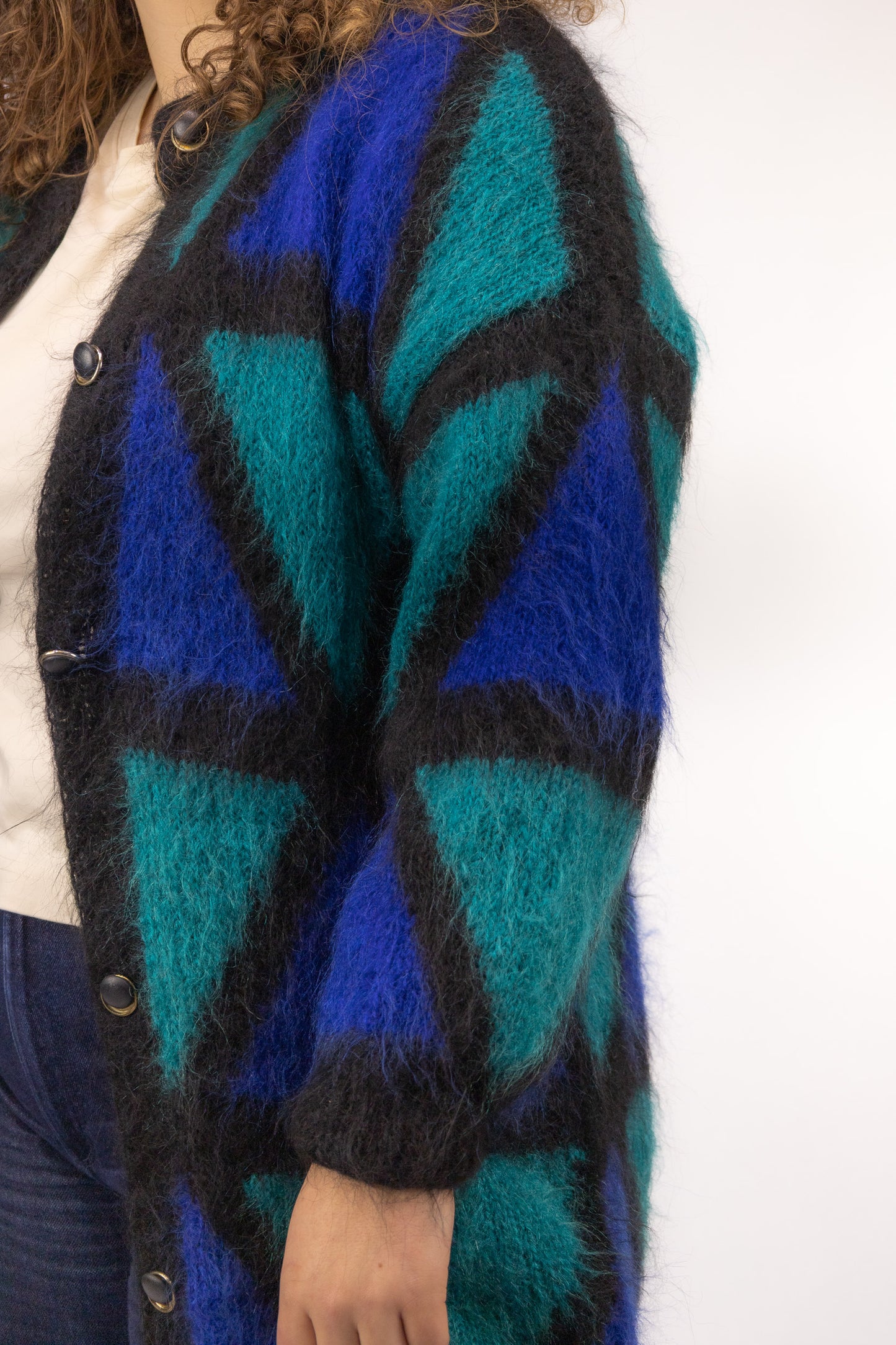 Detail van grafisch ingeweven blok dessin in groen en blauw op gevoerd vintage vest