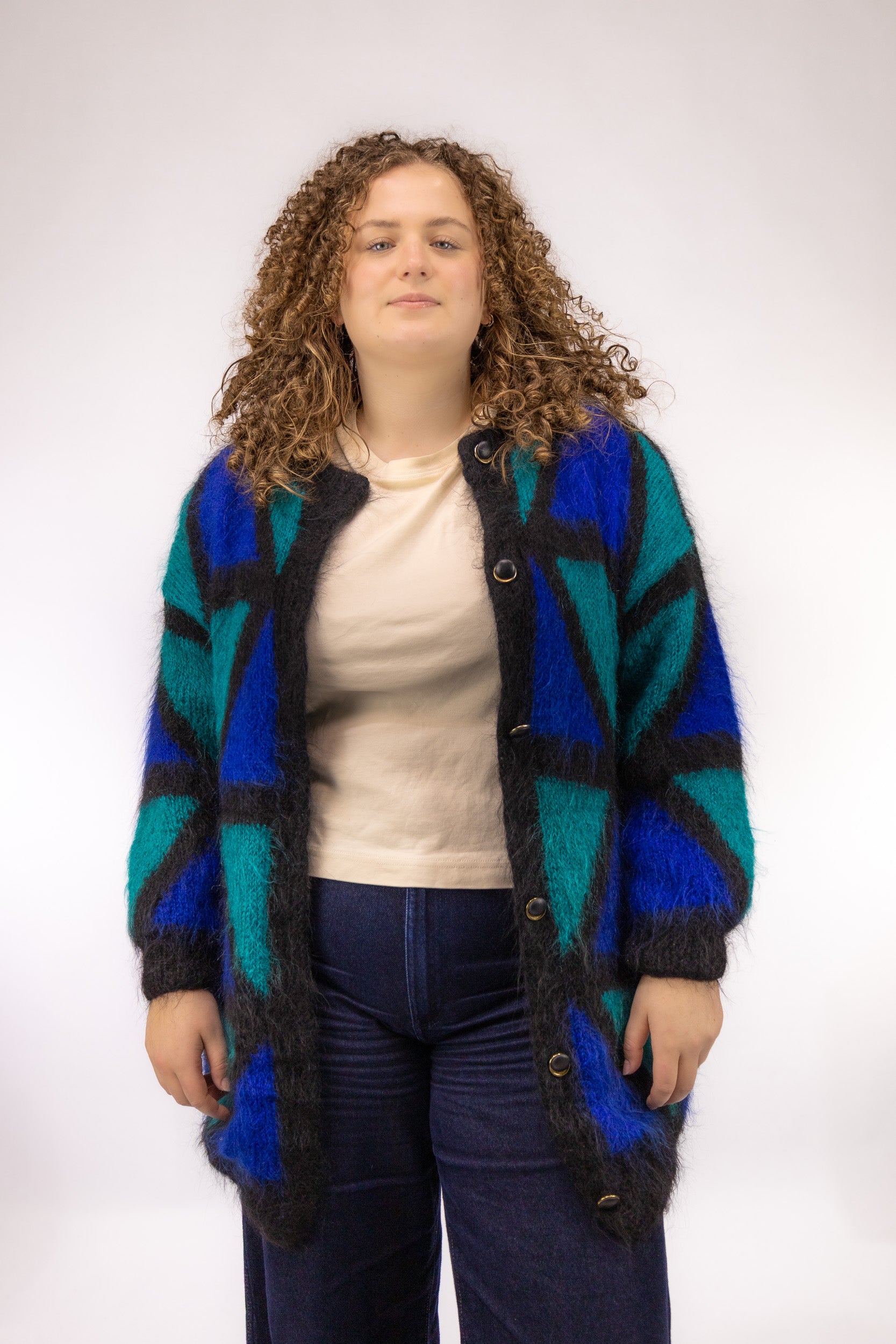 Lang vintage vest met grafisch ingeweven blokpatroon in groen en blauw en knoopsluiting – vooraanzicht