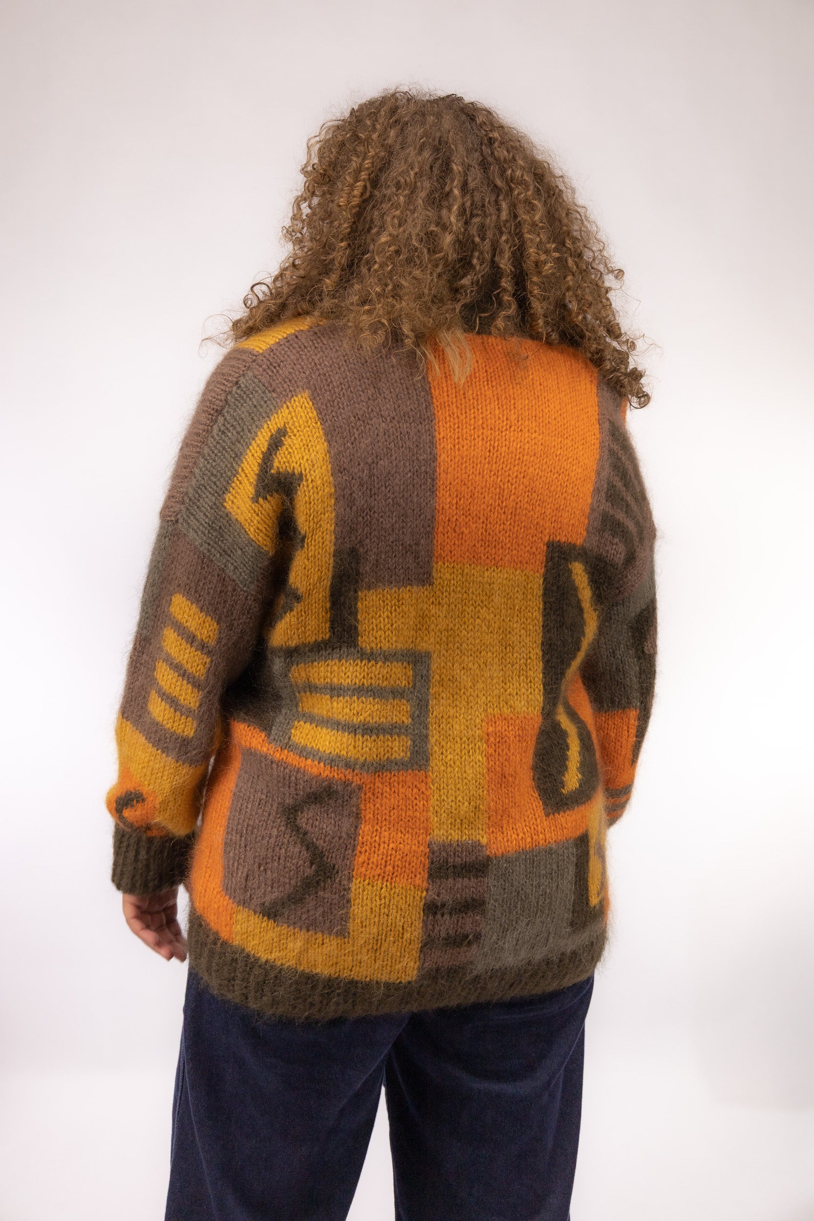 Vintage oversized handgebreid vest met kleurrijke retro print – achteraanzicht