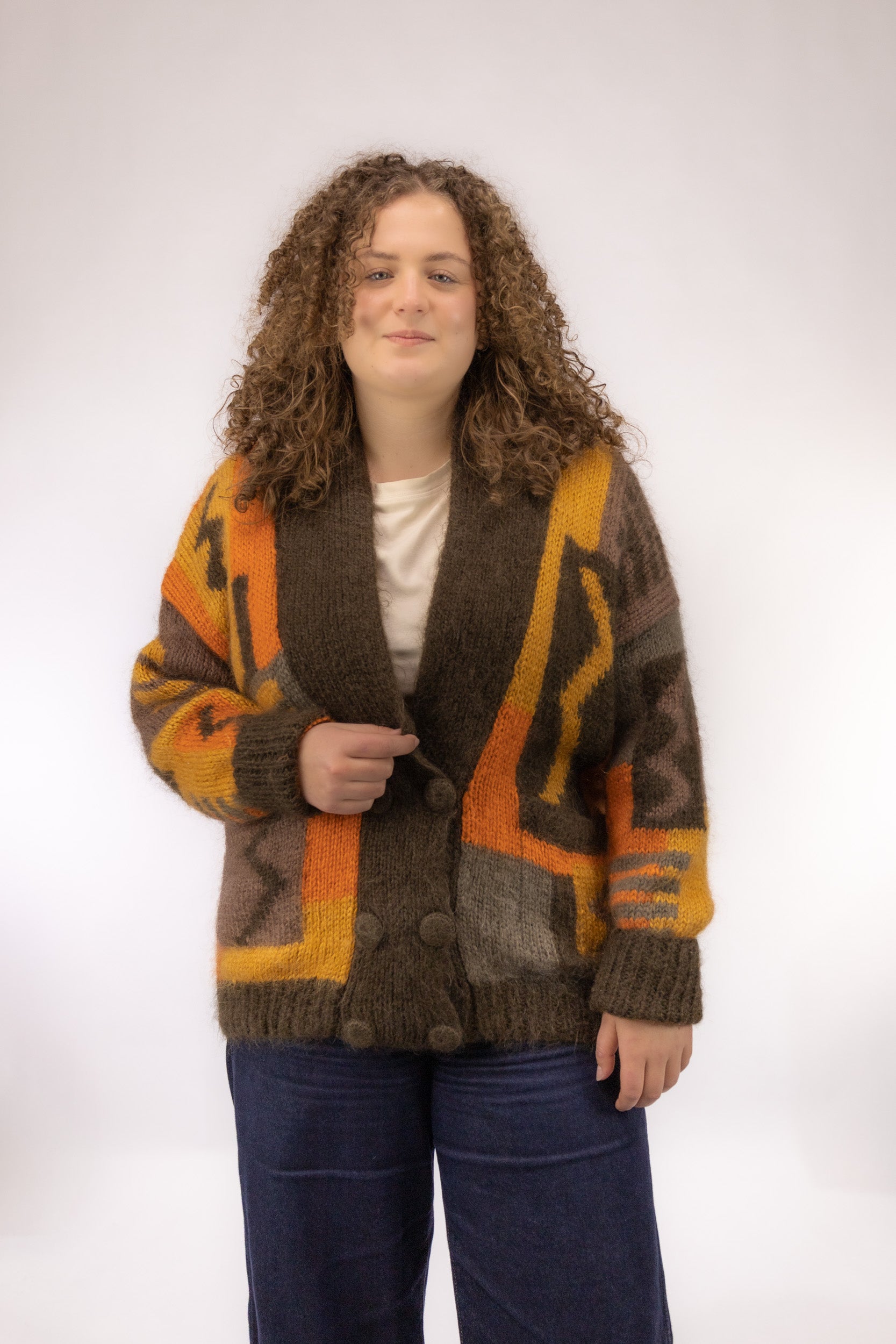 Handgebreid vintage vest in mohair acryl mix met retro print in oranje geel en bruintinten – vooraanzicht