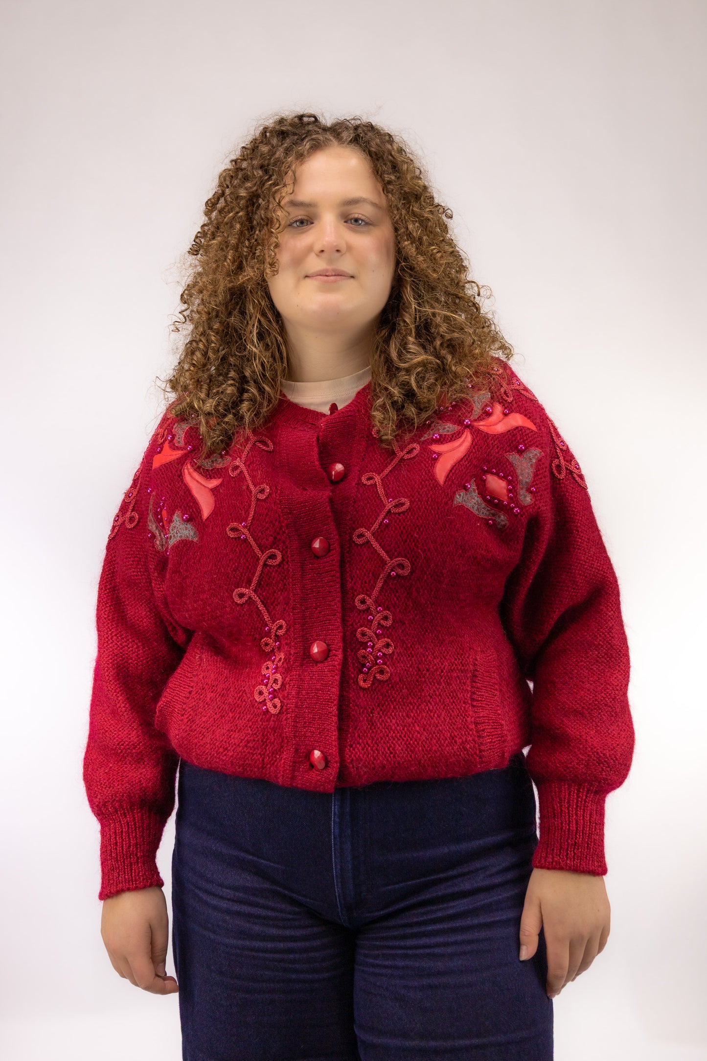 Donkerroze vintage vest met geborduurde patches en kralen op het voorpand, met knoopsluiting – vooraanzicht
