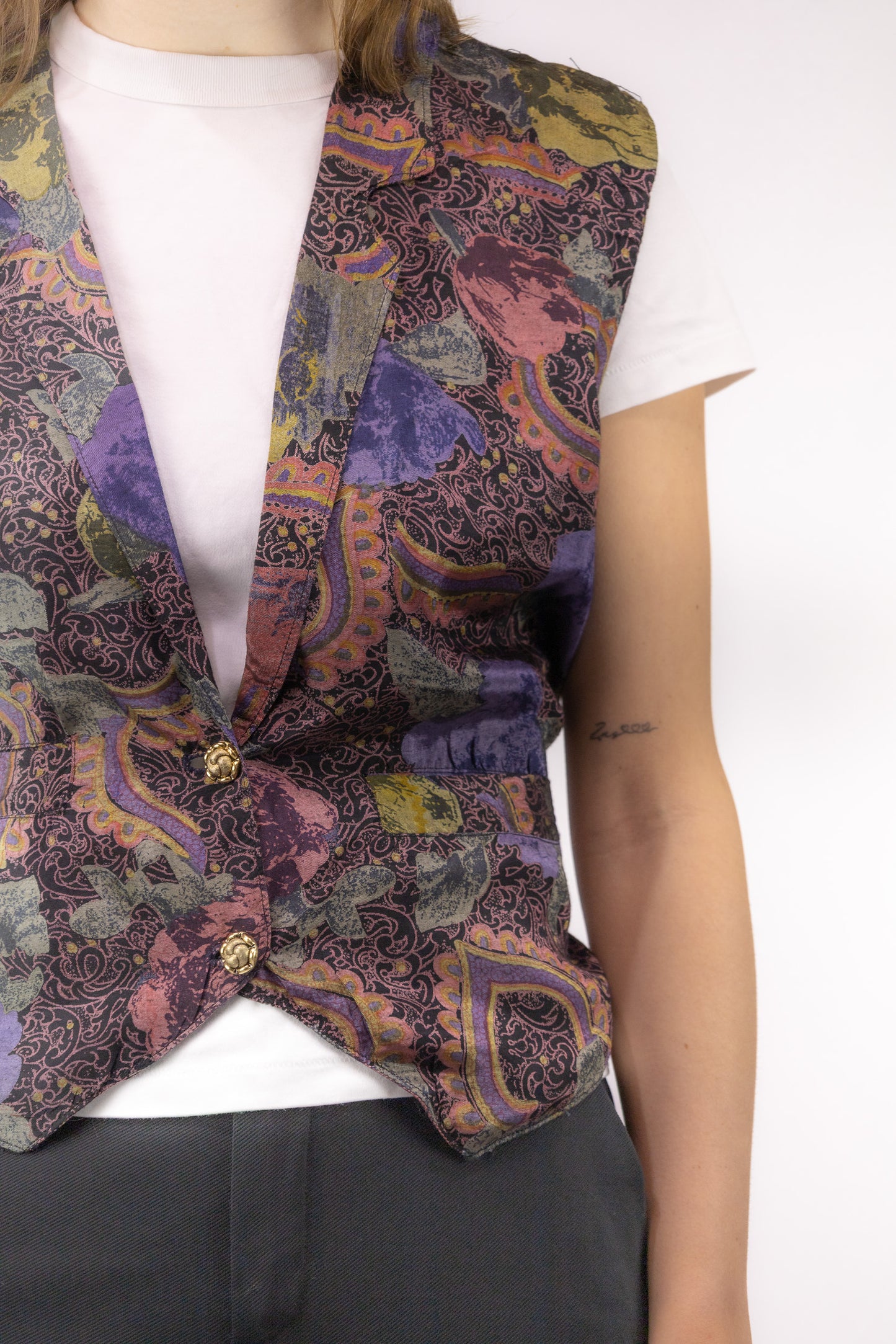 detail vintage gilet print stof gouden knopen voering