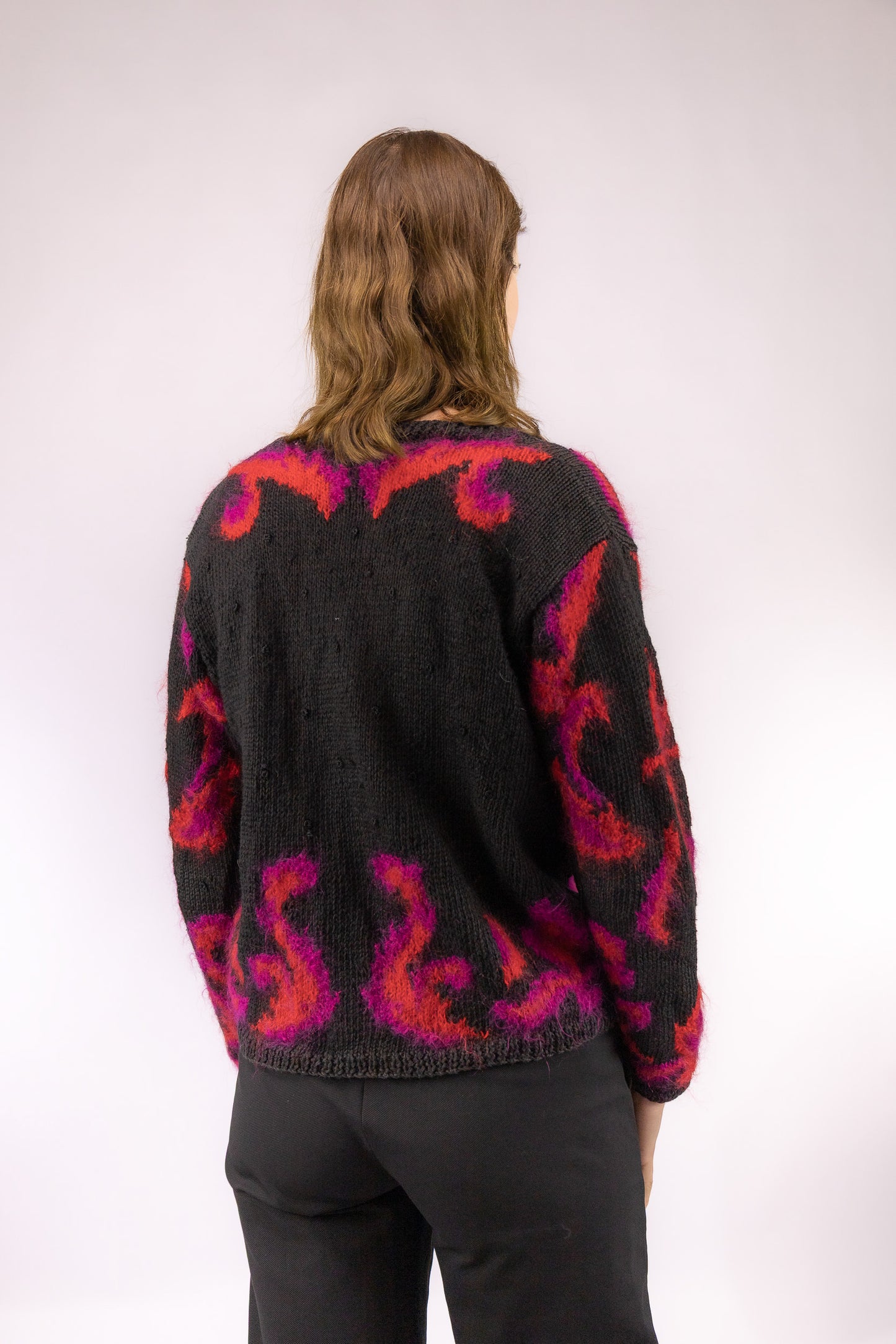 vintage handgebreid zwart vest achterkant rood roze details patroon