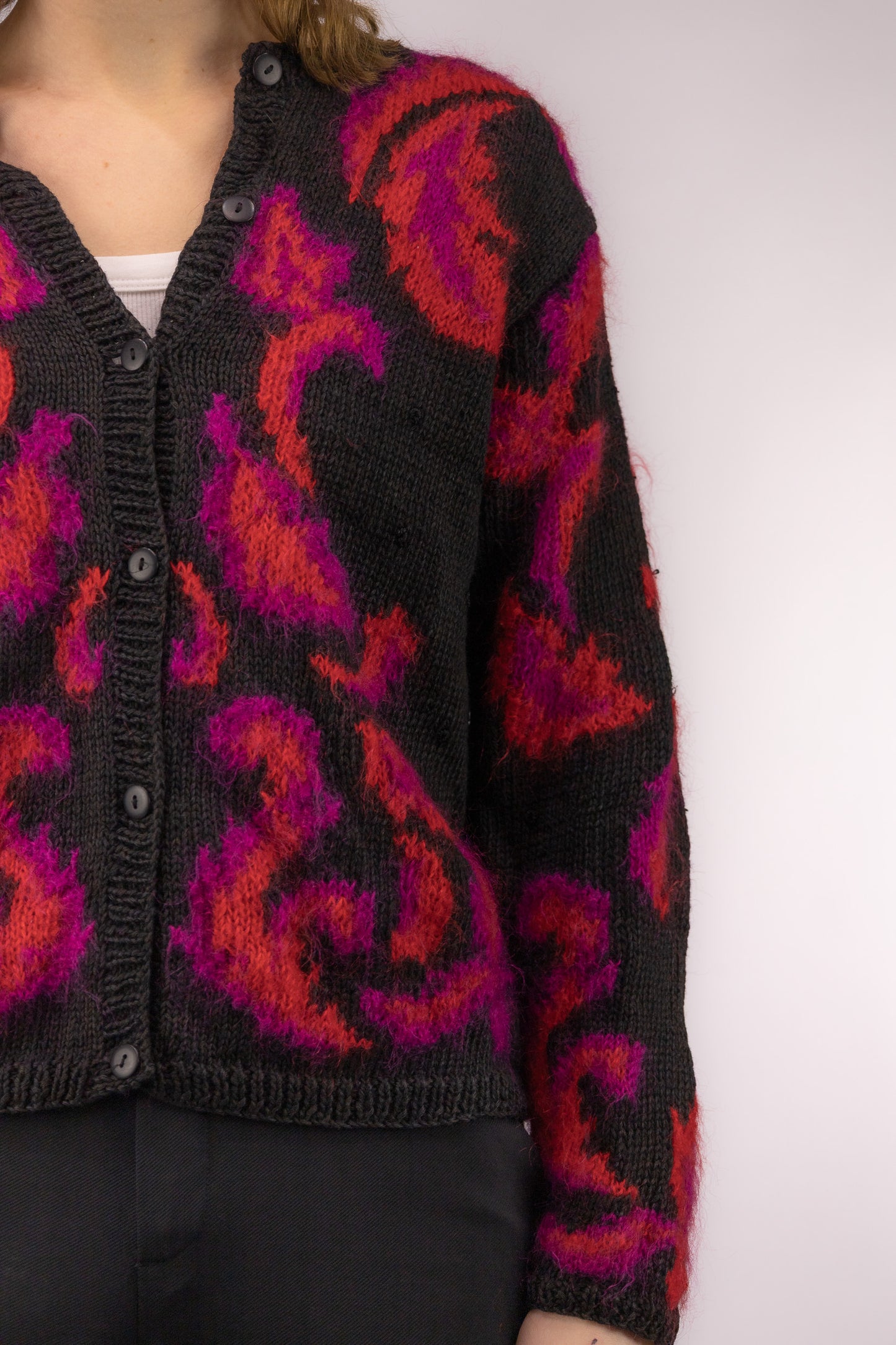 detail handgebreid vest zwart rood roze patroon structuur knoopjes