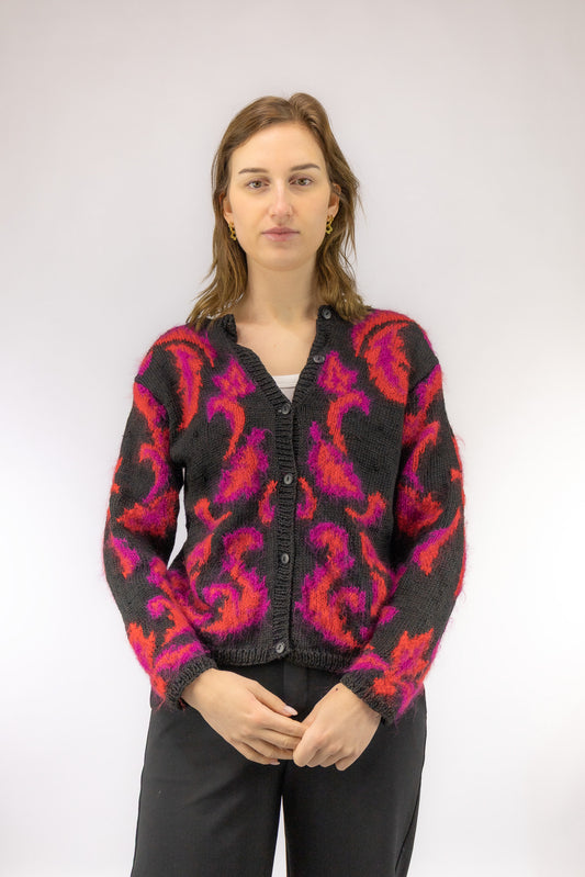 vintage handgebreid zwart vest voorkant rood roze details knopen