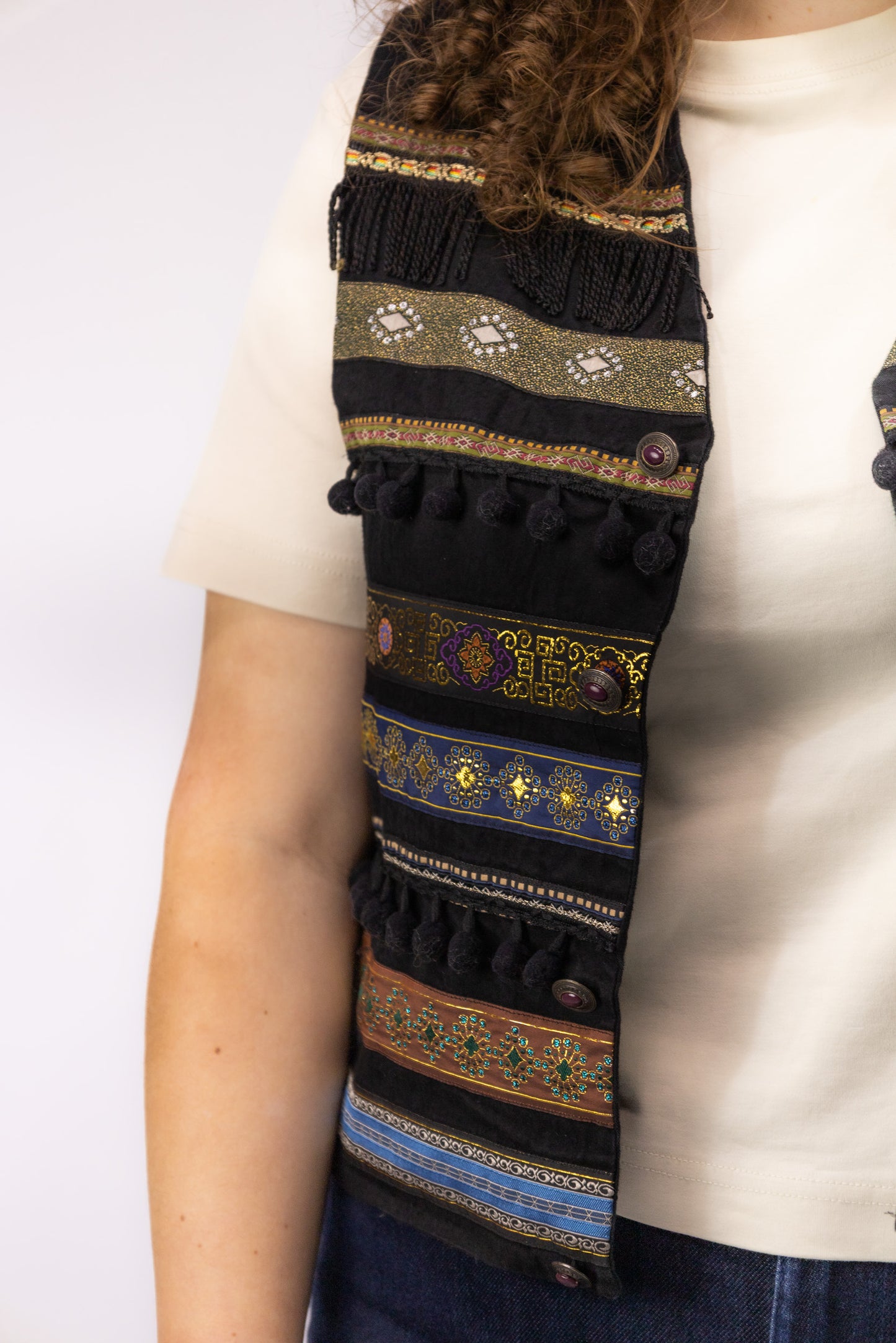 detail vintage gilet gouden bandjes etnisch patroon boho stijl