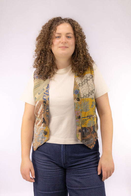 Vintage patchwork gilet in bruin, room en groen met knoopsluiting – voorkant