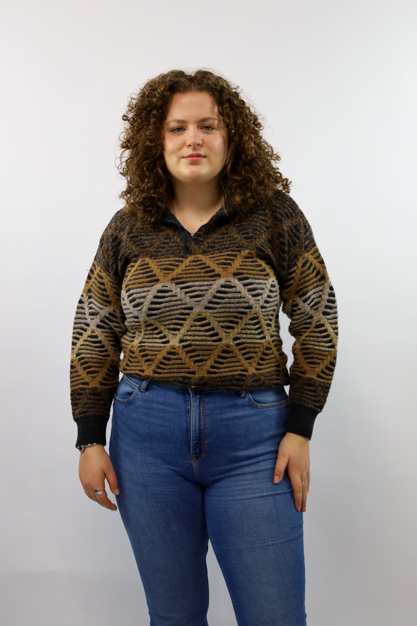 Vintage trui met polokraag en geometrisch patroon in bruin- en beige tinten.