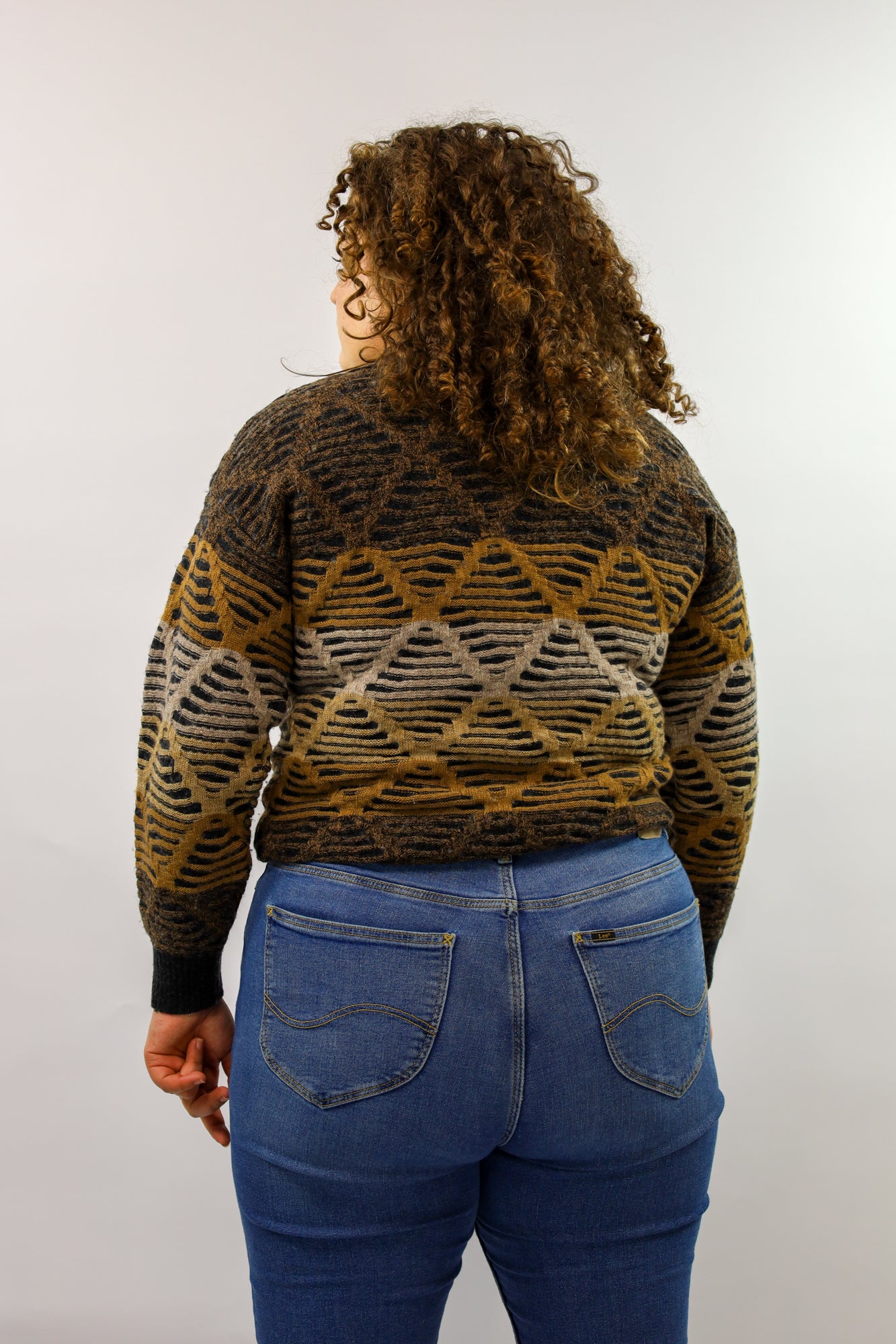 Stijlvolle vintage trui met klassieke polokraag en warme kleuren.