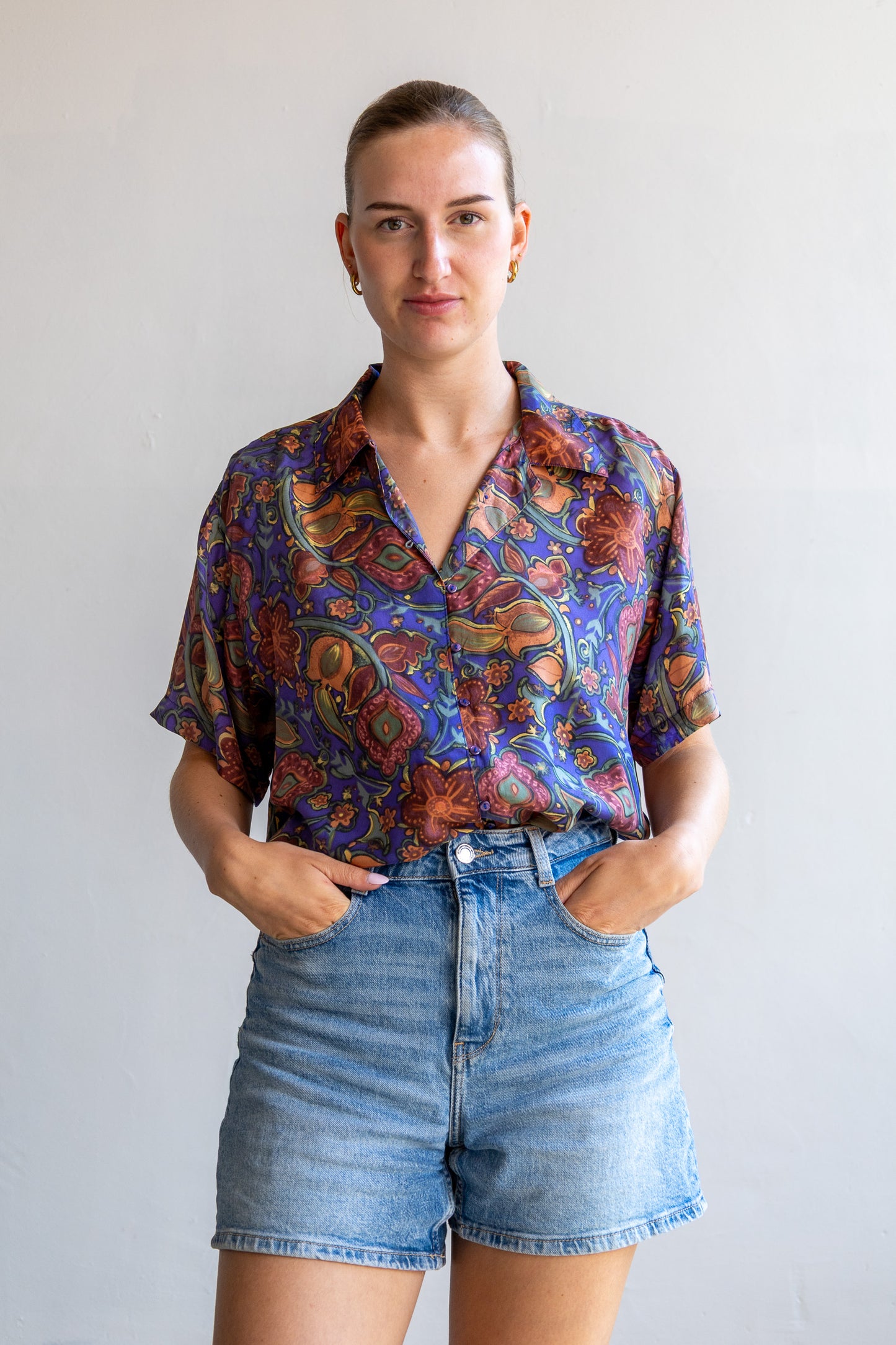 Vintage zijden blouse met kleurrijke paisley bloemenprint, kleine knoopjes en lusjessluiting.