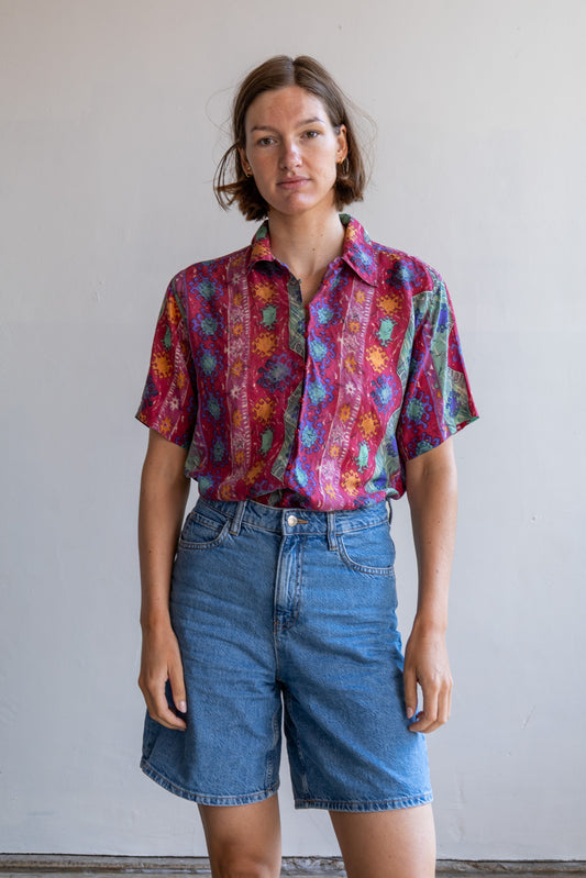 Vintage zijden blouse met kleurrijke paisley bloemenprint, kleine knoopjes en lusjessluiting.