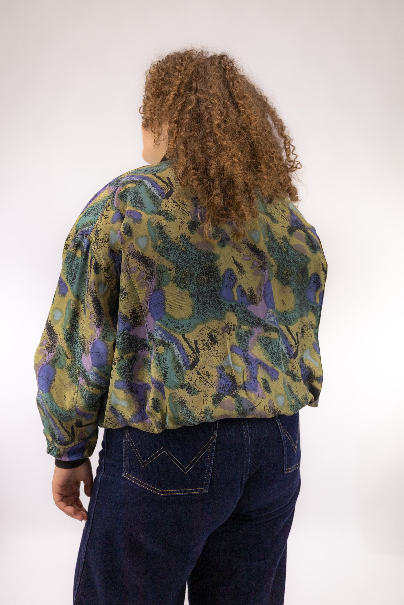 Vintage zijden bomberjack met kleurrijke fantasieprint van Robert Stock, oversized pasvorm – achteraanzicht