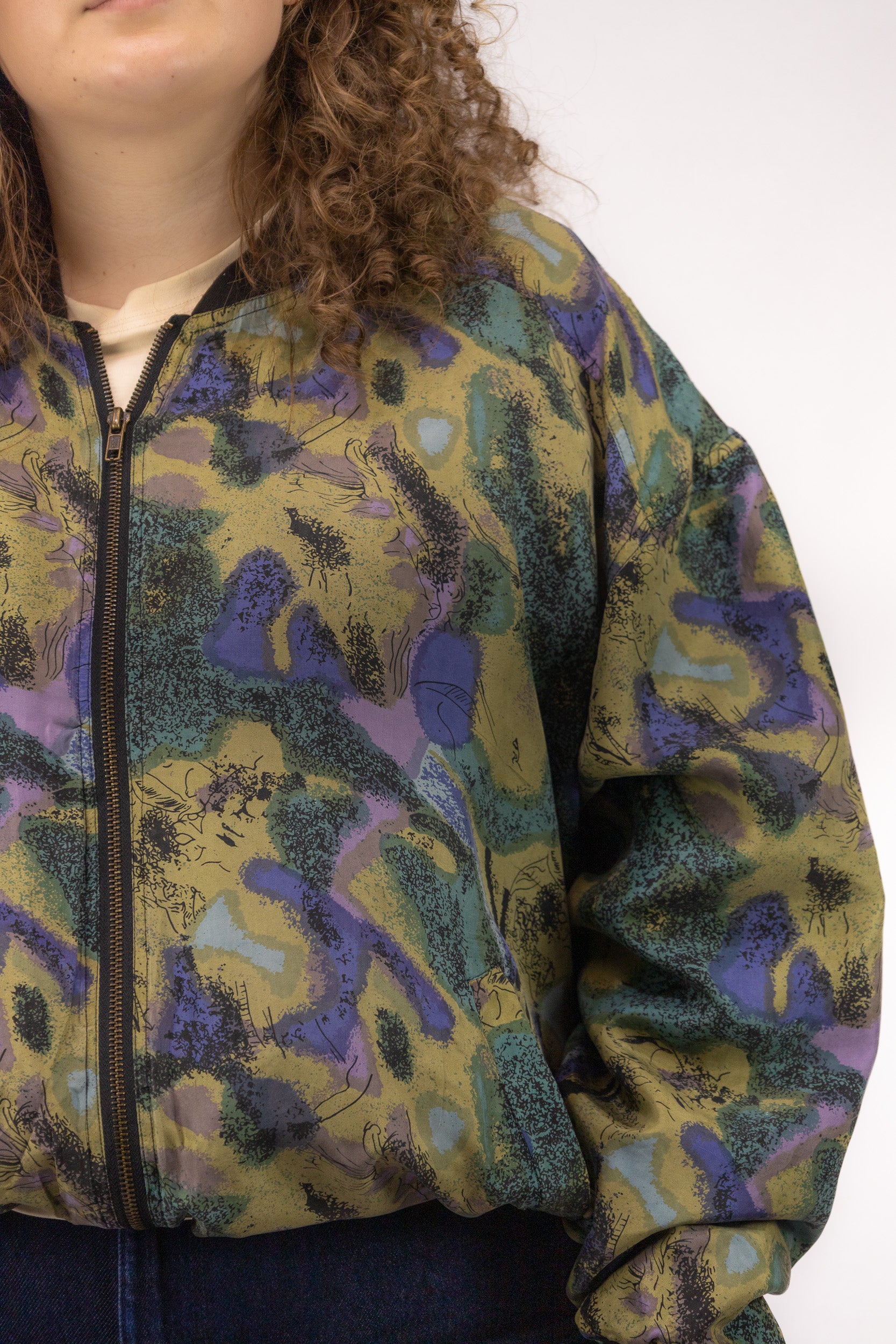 Detail van vintage Robert Stock bomberjack in 100% zijde met fantasieprint en fijne stofstructuur