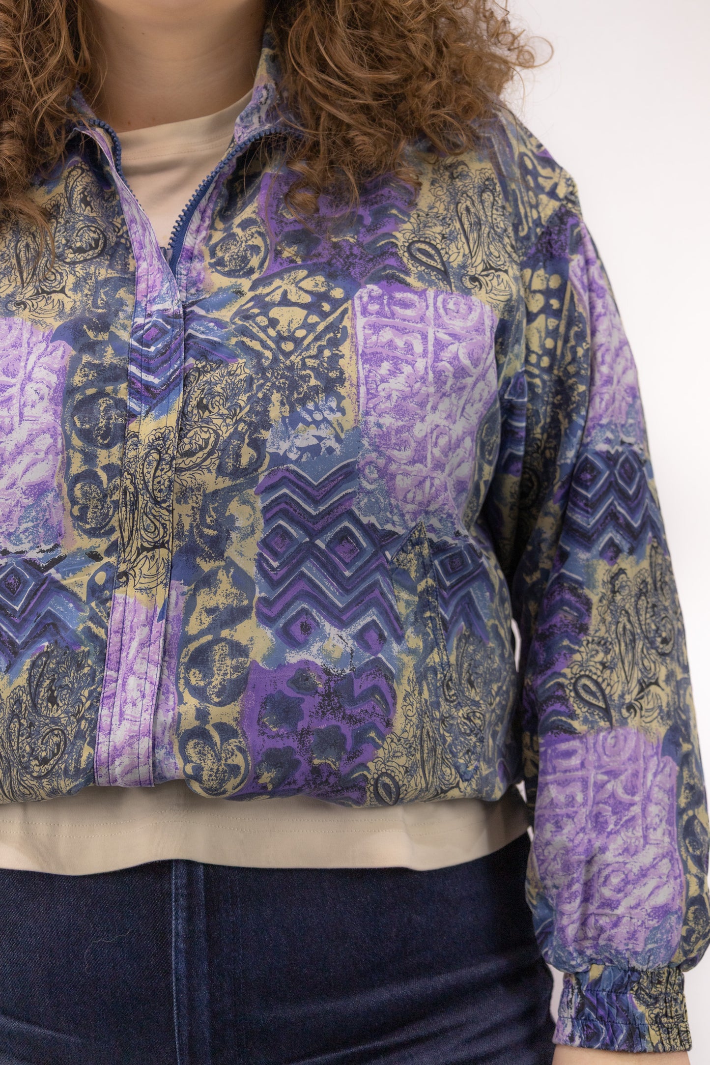 Achteraanzicht van vintage blouse met kleurrijk grafisch patroon – achteraanzicht