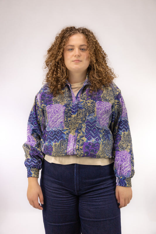 Vintage oversized blouse met paarse, blauwe en gouden print – vooraanzicht