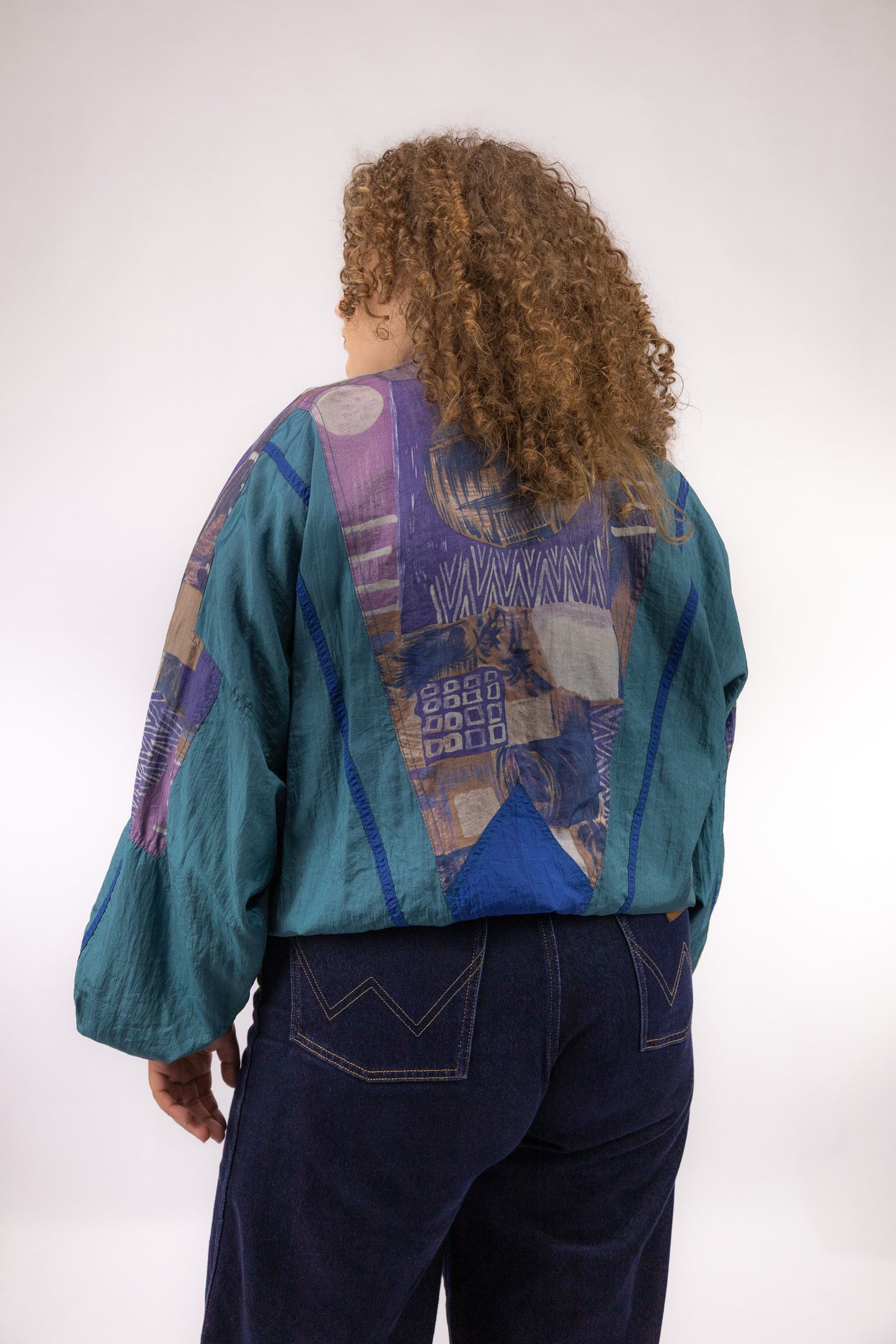 Achteraanzicht van vintage sportief jack in zachte pastel tinten – achteraanzicht