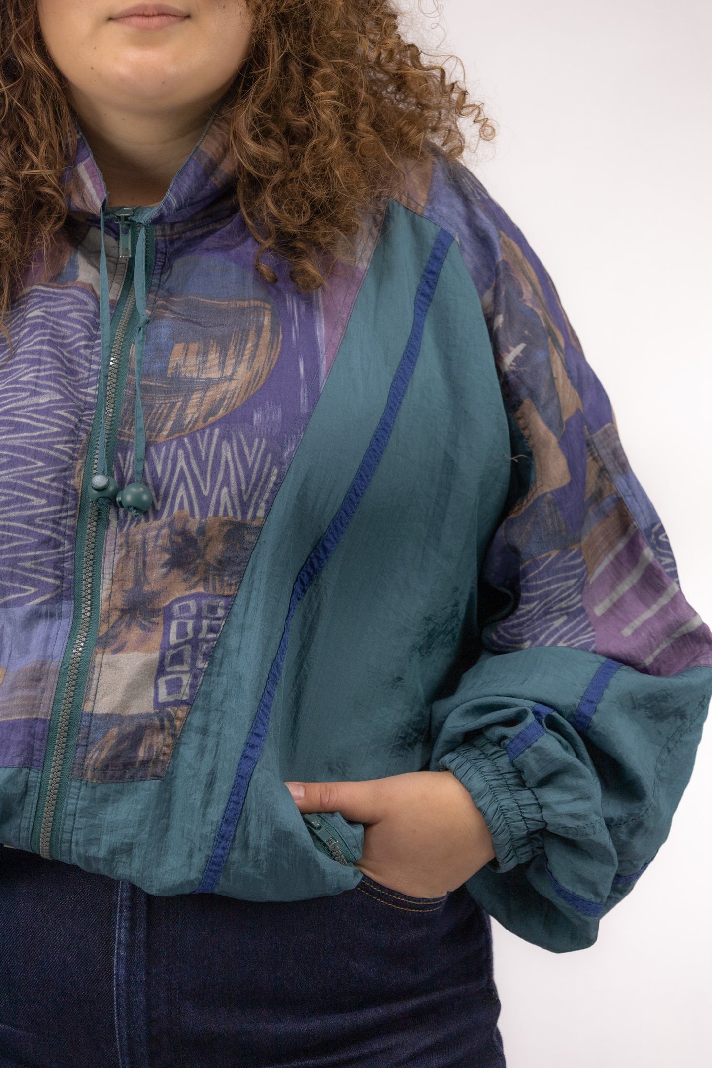 Detail van pastel gekleurd vintage sports jack met sportieve stof en kleurvlakken