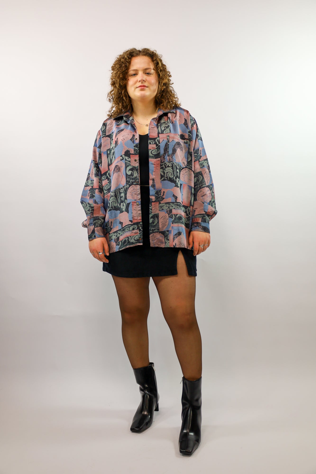 (EN) Vintage silk blouse with a geometric print in dusty pink, purple, and black.
(NL) Vintage zijden blouse met geometrische print in oudroze, paars en zwart.