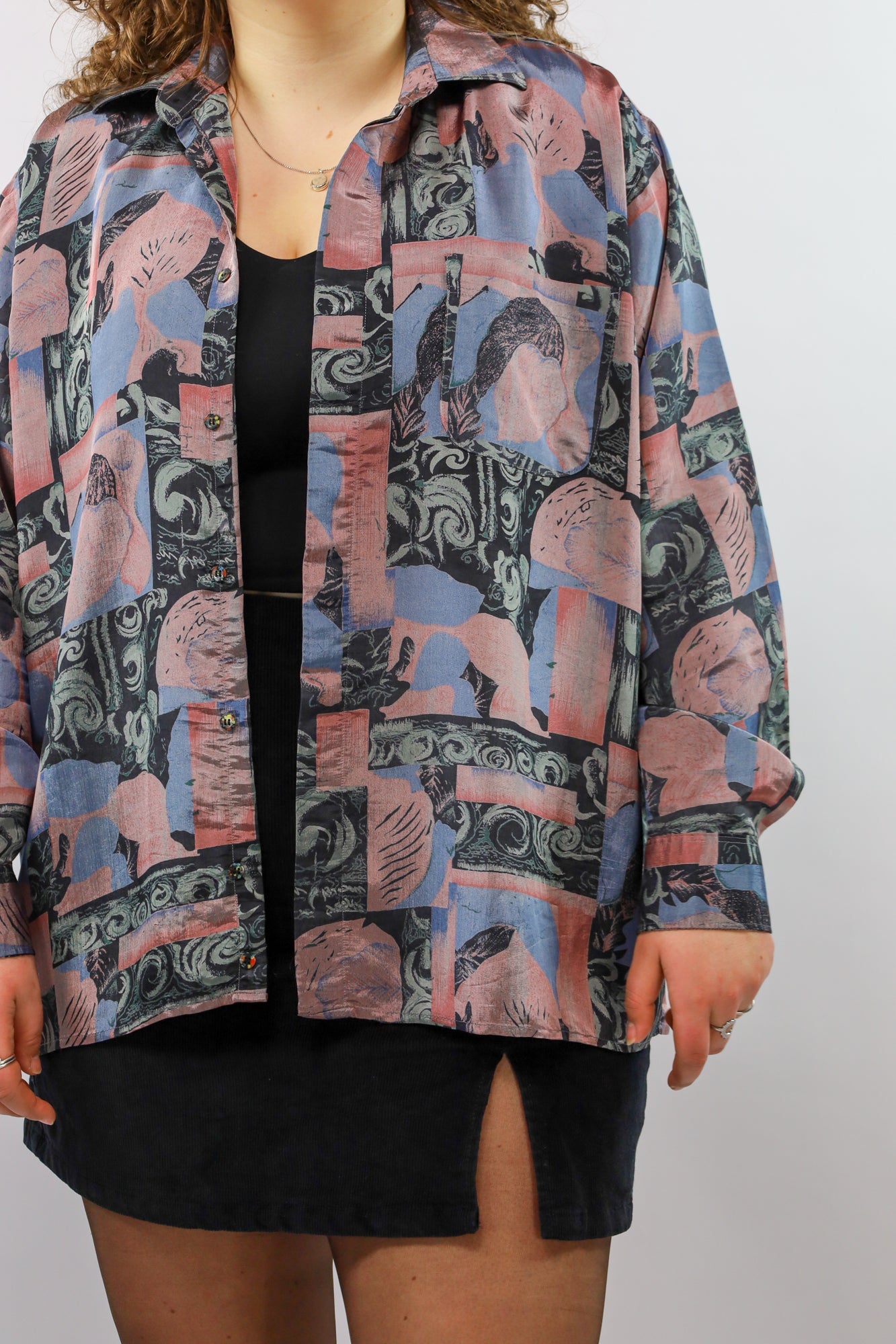 (EN) Elegant vintage blouse in soft pink and purple tones with black details.
(NL) Elegante vintage blouse in zachte roze en paarse tinten met zwarte accenten.
