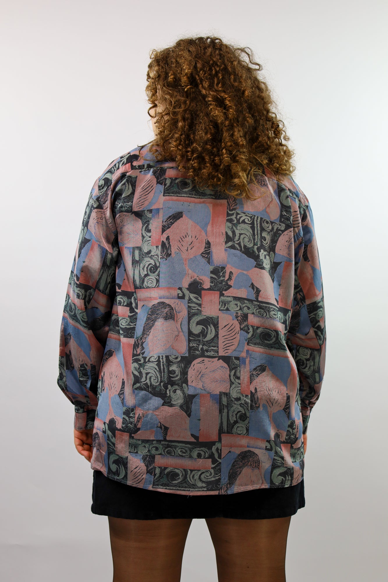 (EN) A timeless vintage silk blouse – perfect for an effortless chic look.
(NL) Een tijdloze vintage zijden blouse – perfect voor een moeiteloos chique look.