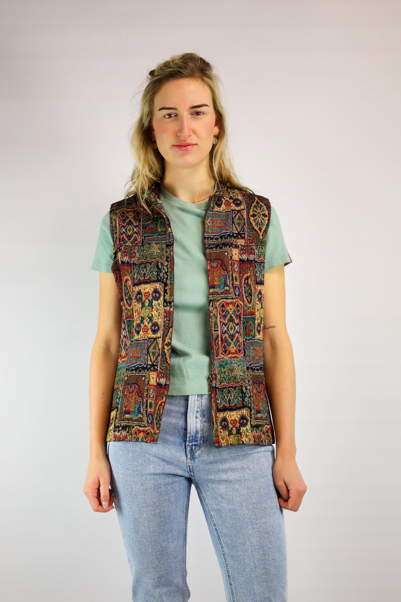 (EN) Vintage jacquard woven vest with a zipper closure, perfect for layering.
(NL) Vintage jacquard geweven gilet met ritssluiting, perfect voor layering.