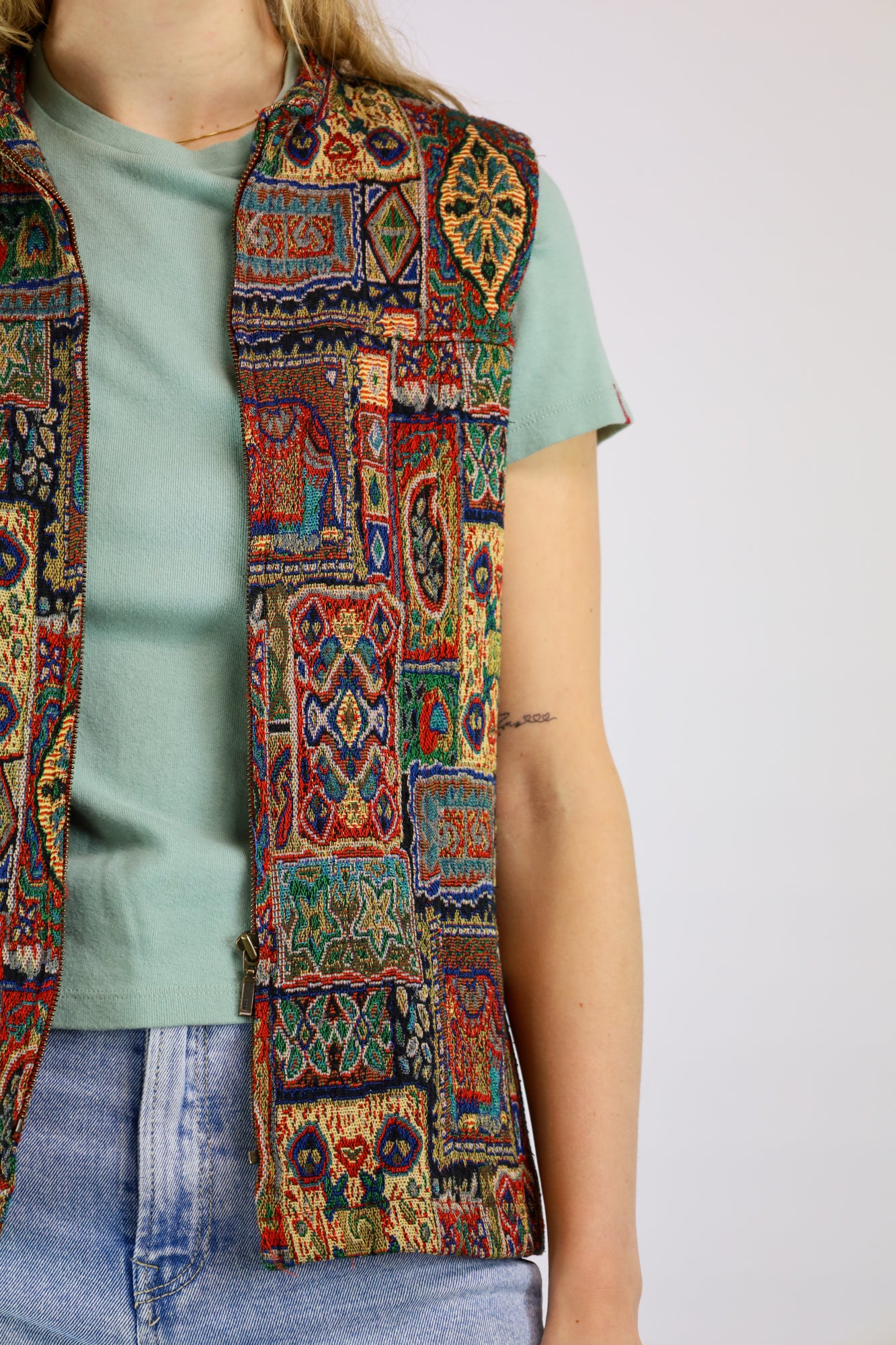 (EN) Close-up of a textured jacquard fabric on a vintage sleeveless vest.
(NL) Close-up van de jacquard geweven stof op een vintage mouwloos gilet.