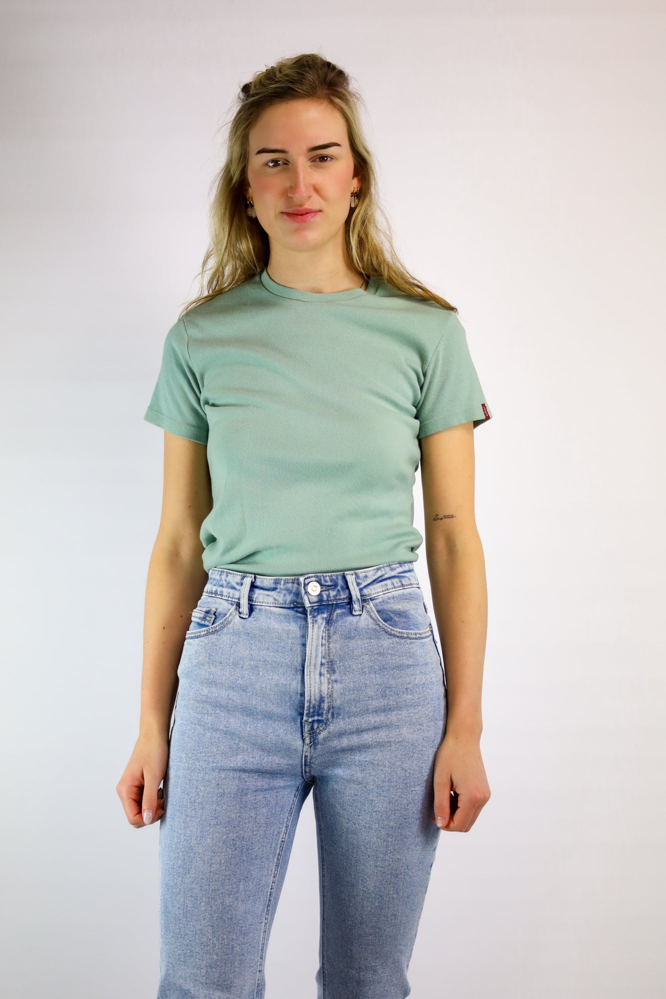 (EN) Vintage Levi’s T-shirt in baby blue with a subtle green undertone.
(NL) Vintage Levi’s T-shirt in babyblauw met een subtiele groene ondertoon.
