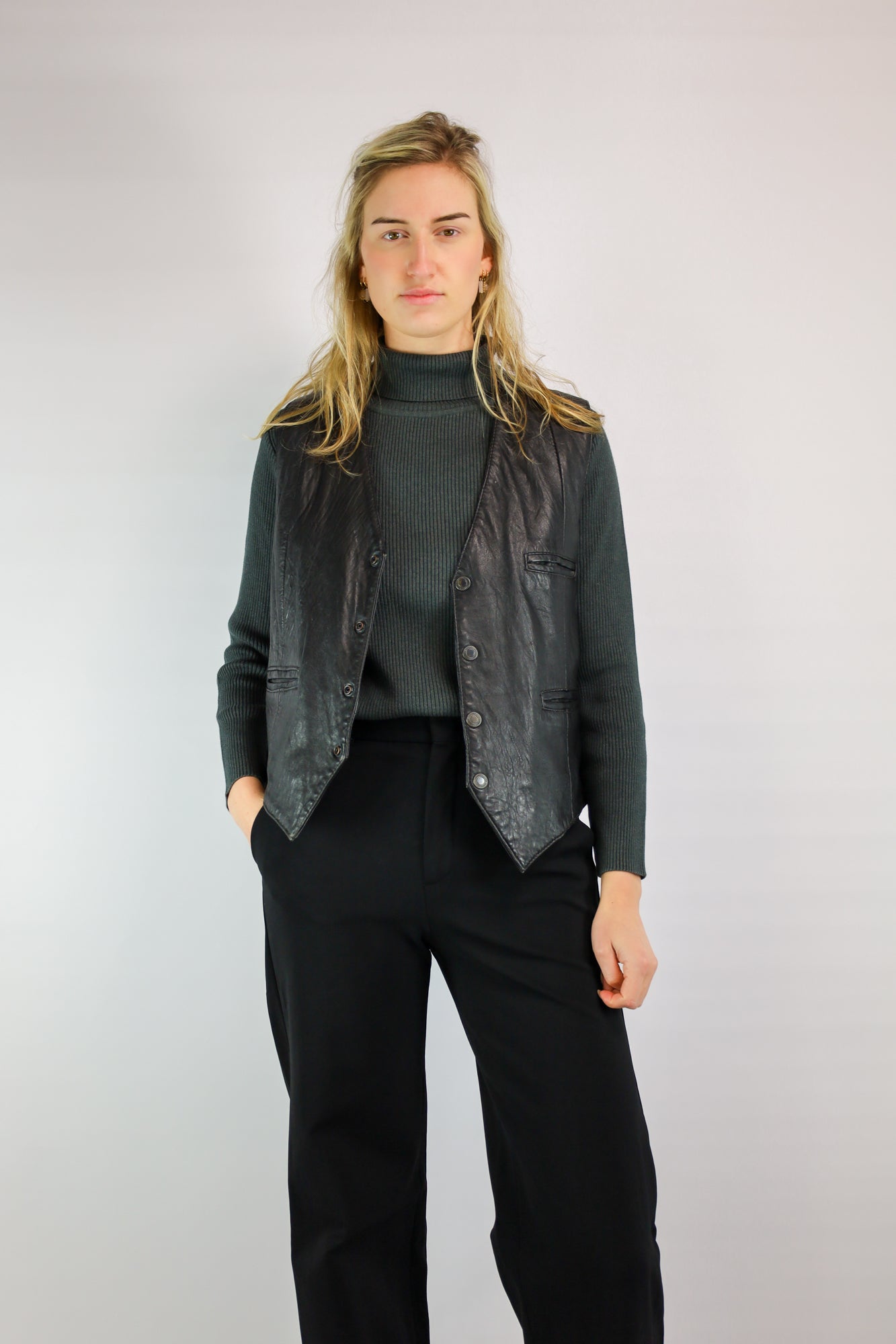 Vintage gilet van soepel zwart leer, perfect over een trui of blouse.