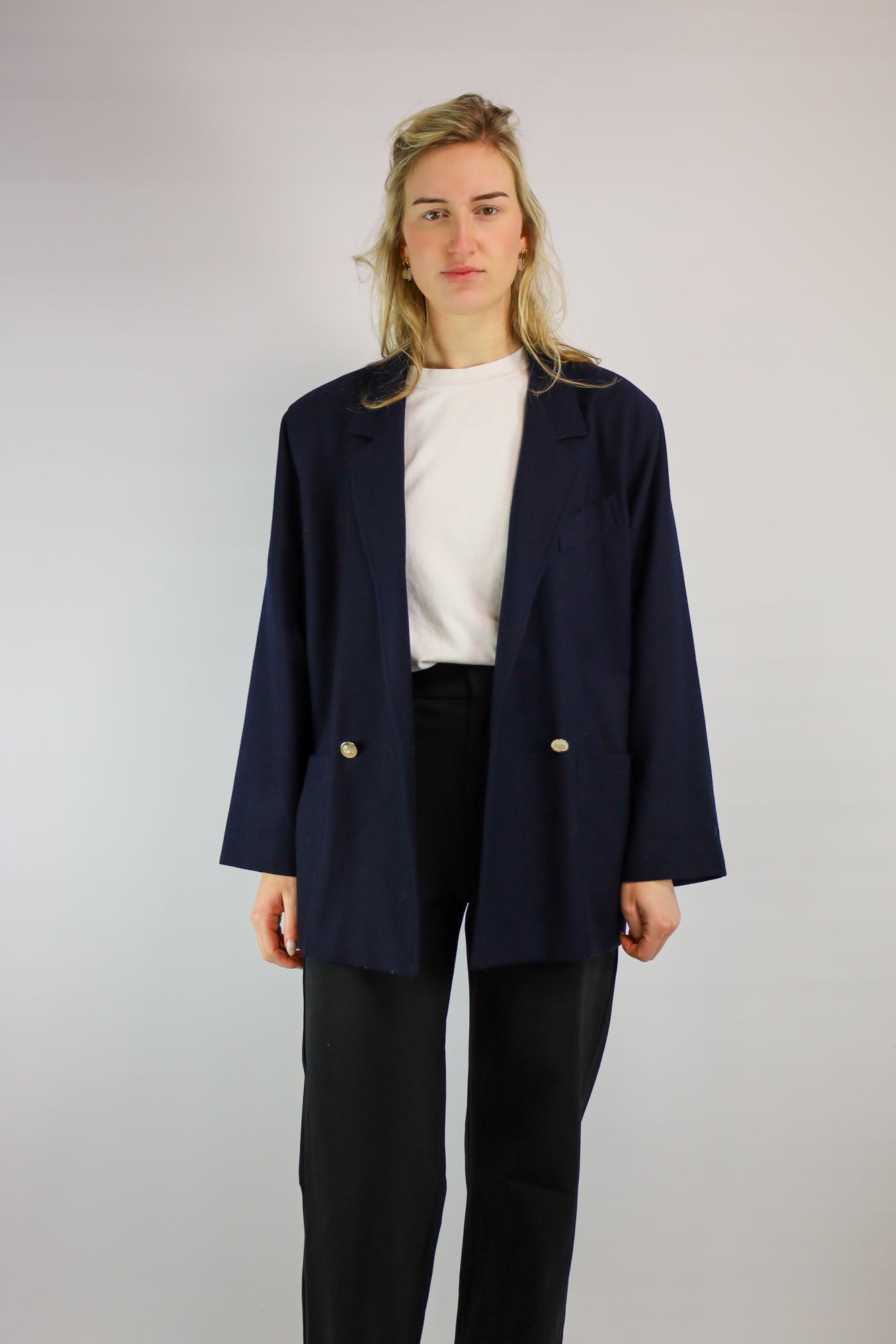 (EN) Close-up of the textured fabric on a vintage dark blue A-line blazer.
(NL) Close-up van de geweven stof op een vintage donkerblauwe A-lijn blazer.