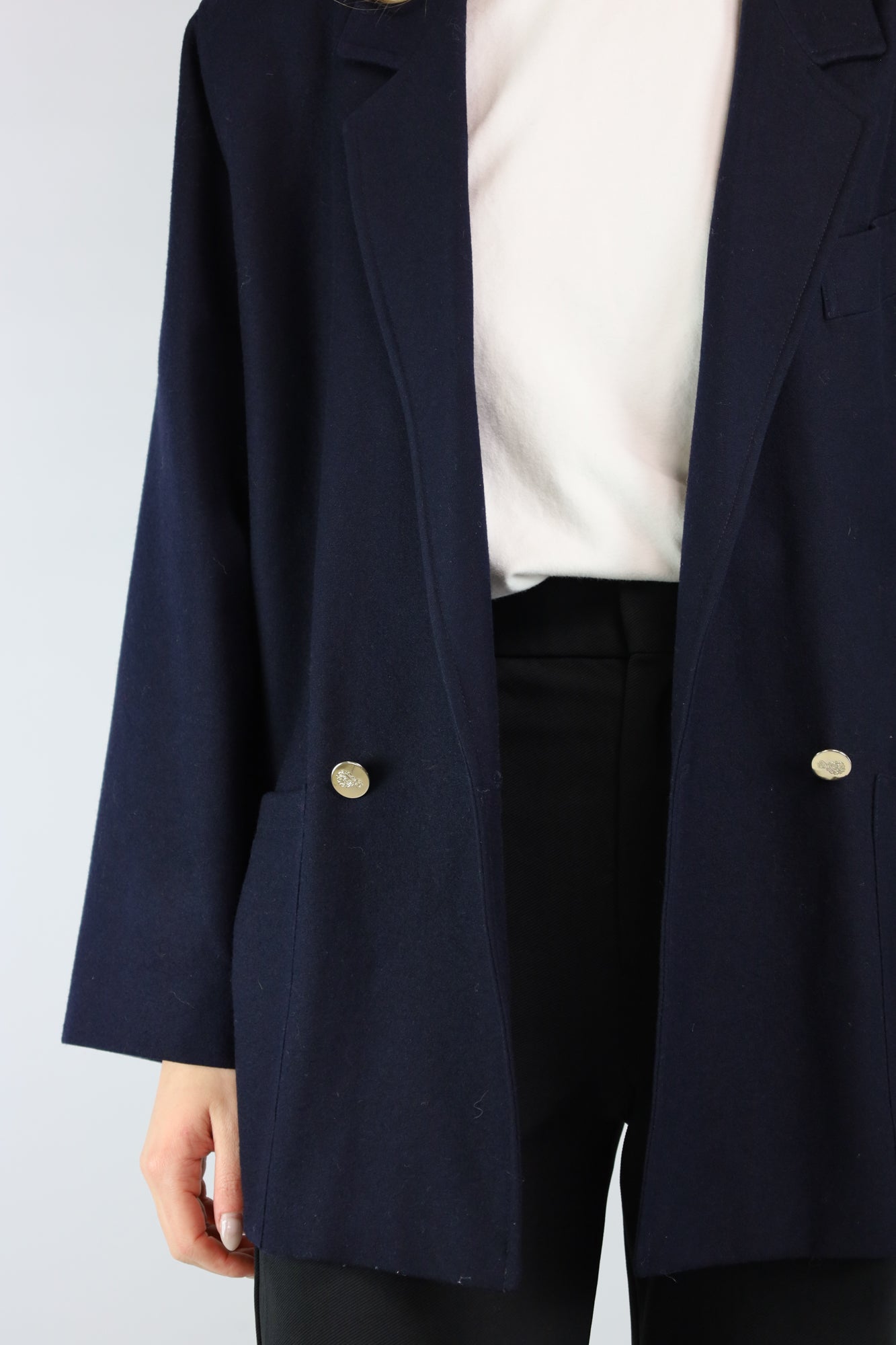 (EN) Elegant vintage A-line blazer, versatile for both casual and chic looks.
(NL) Elegante vintage A-lijn blazer, veelzijdig voor zowel casual als chique looks.