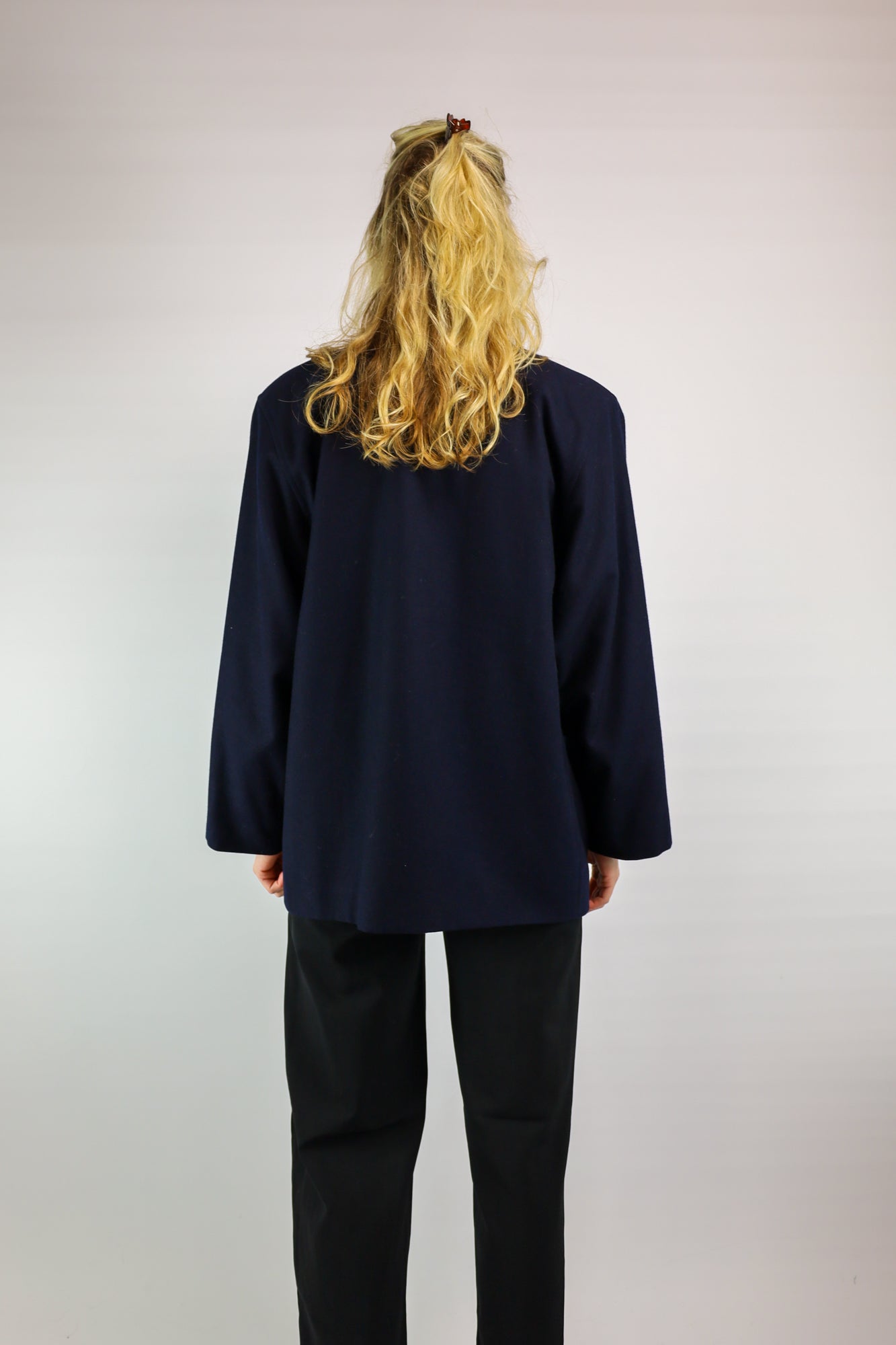(EN) Full view of a timeless vintage dark blue blazer, perfect for any occasion.
(NL) Volledig beeld van een tijdloze vintage donkerblauwe blazer, perfect voor elke gelegenheid.