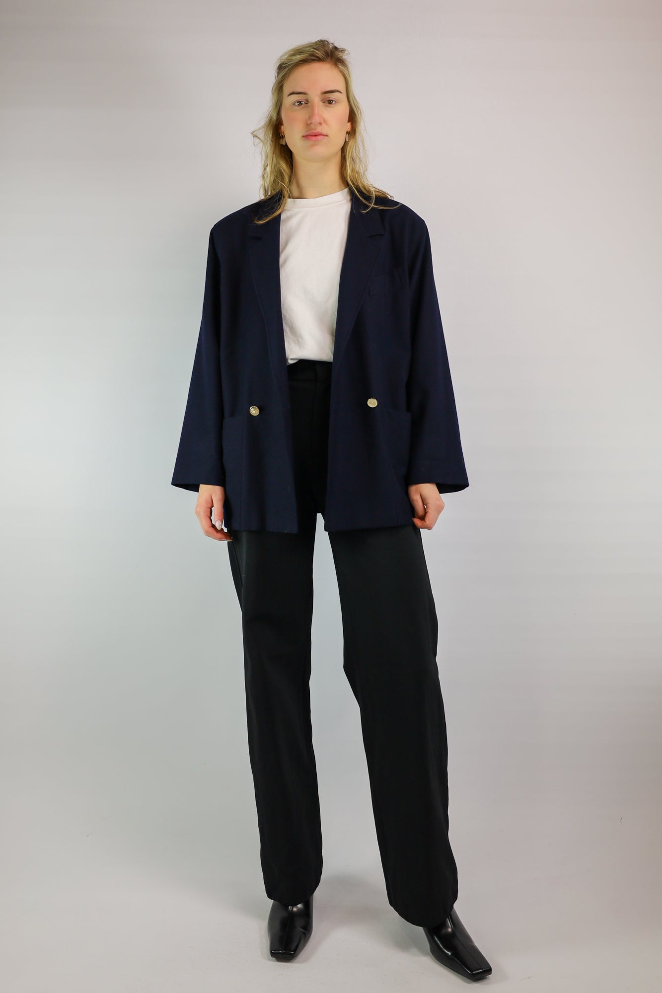 (EN) Vintage A-line blazer in dark blue with a flowing, elegant fit.
(NL) Vintage A-lijn blazer in donkerblauw met een vloeiende, elegante pasvorm.