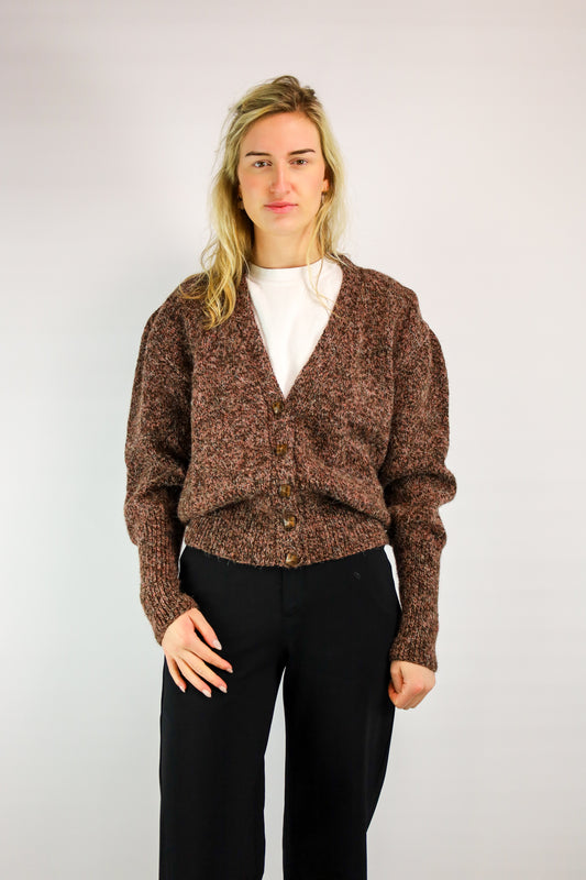 (EN) Vintage knitted cardigan in a pink and burgundy mélange yarn, tailored fit.
(NL) Vintage gebreid vest in roze en bordeaux melange garen, taillepasvorm.
