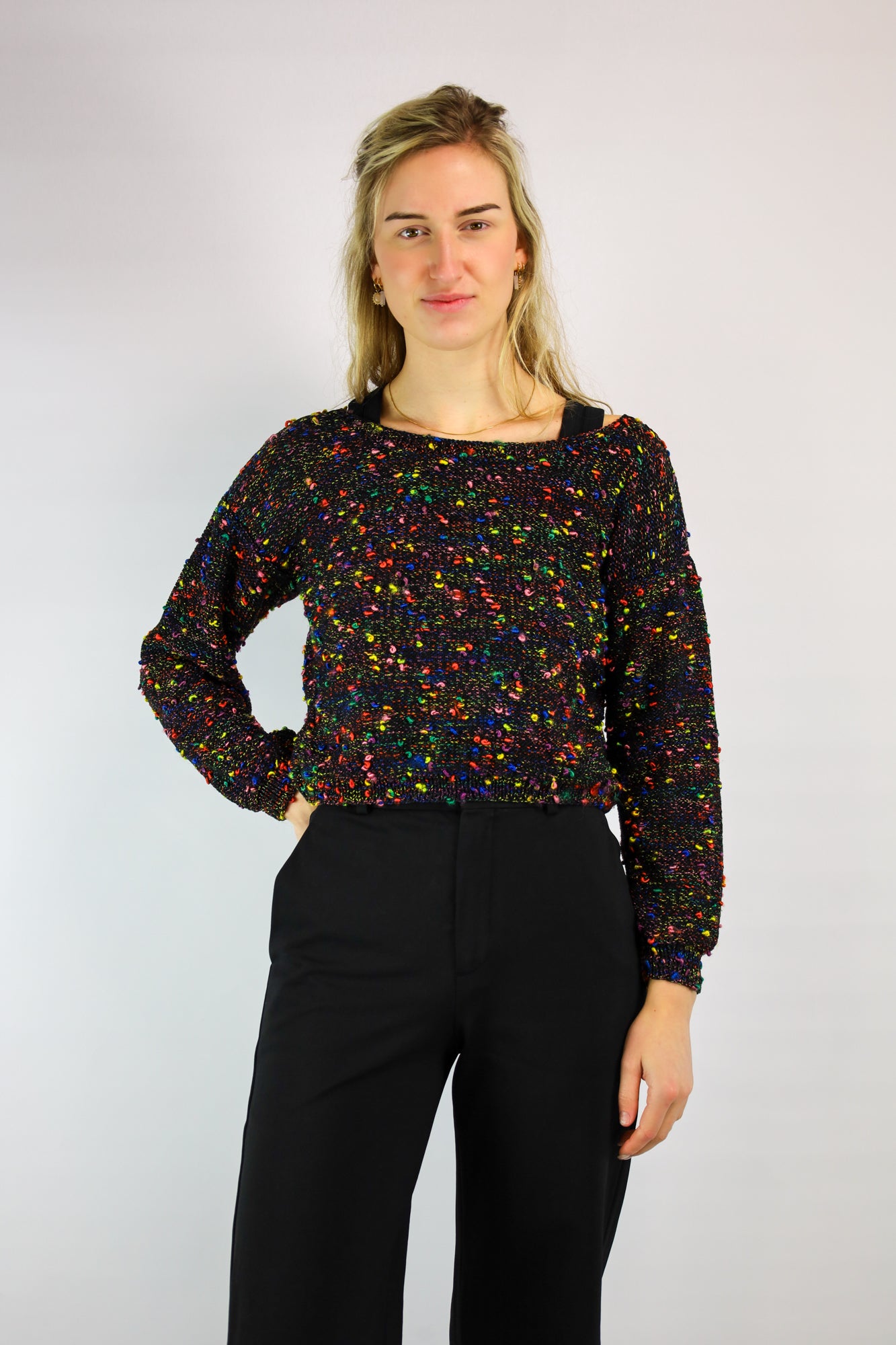 (EN) Vintage cropped sweater in black with colorful woven pom-poms.
(NL) Vintage cropped trui in zwart met kleurrijke ingeweven bolletjes.