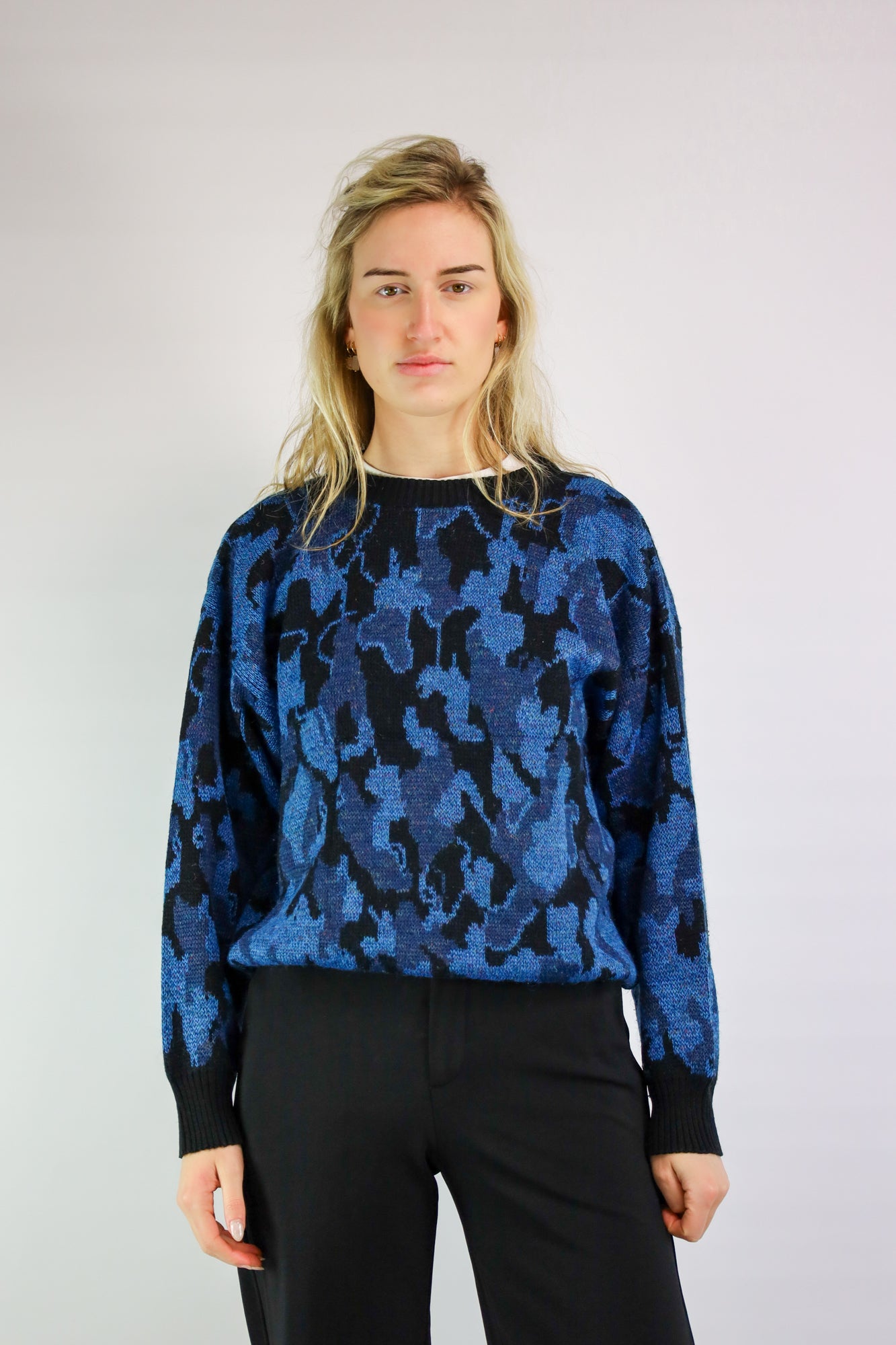 (EN) Vintage knitted sweater in varying shades of blue with an organic woven pattern.
(NL) Vintage gebreide trui in verschillende blauwtinten met organisch ingeweven patroon.